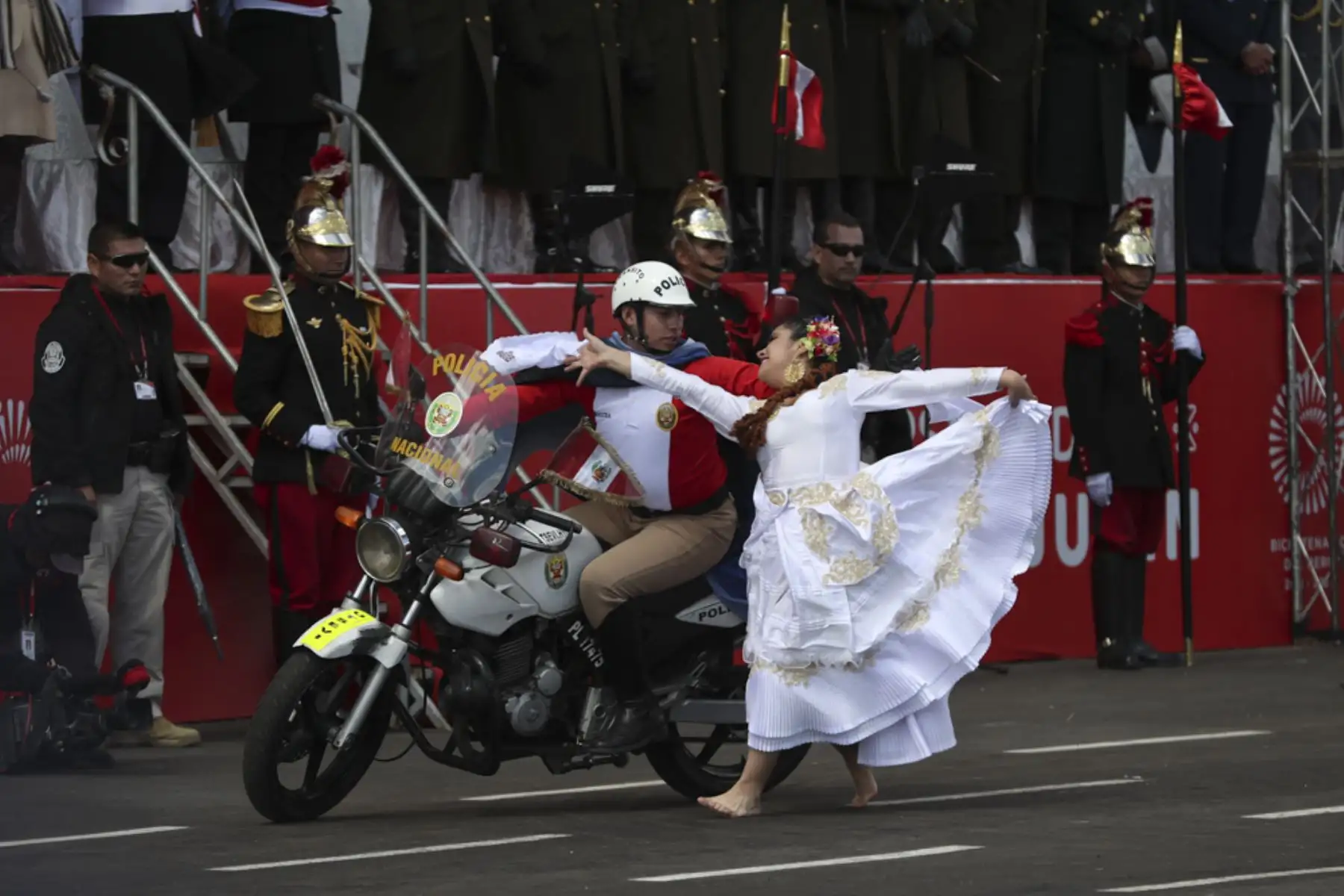 Durante el desfile cívico-militar realizado en el Santuario Histórico de Chacamarca hubo un peculiar número artístico de marinera con motocicleta a cargo de la Policía Nacional del Perú, para conmemorar los 199 años de la Batalla de Junín. Foto: ANDINA/Daniel Bracamonte
