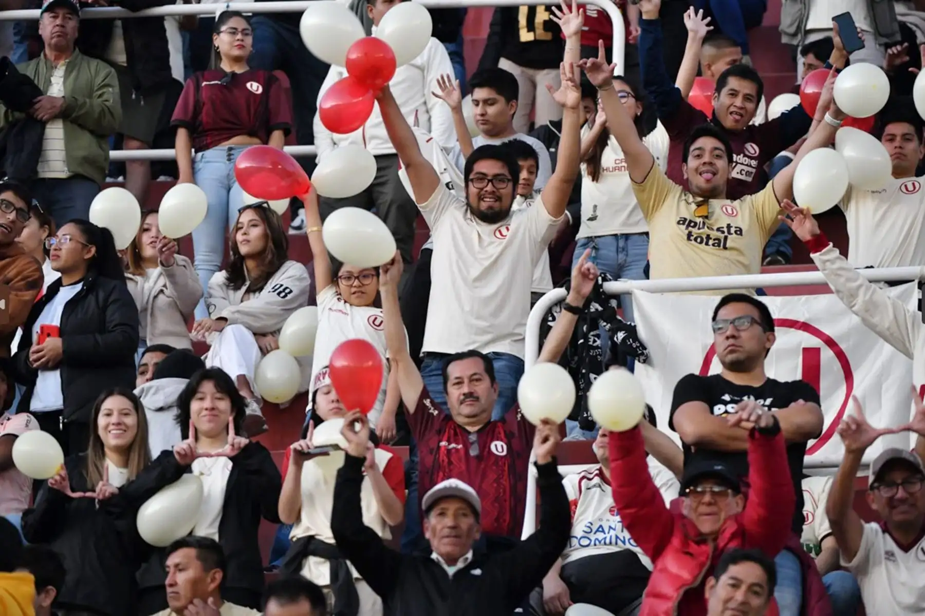 Hinchas de Universitario de Deportes, alientan a su equipo que se enfrenta al  FBC Melgar por la fecha 7 del Torneo Clausura 2023 en el estadio Monumental UNSA. 
Foto: cortesía Diego Ramos
