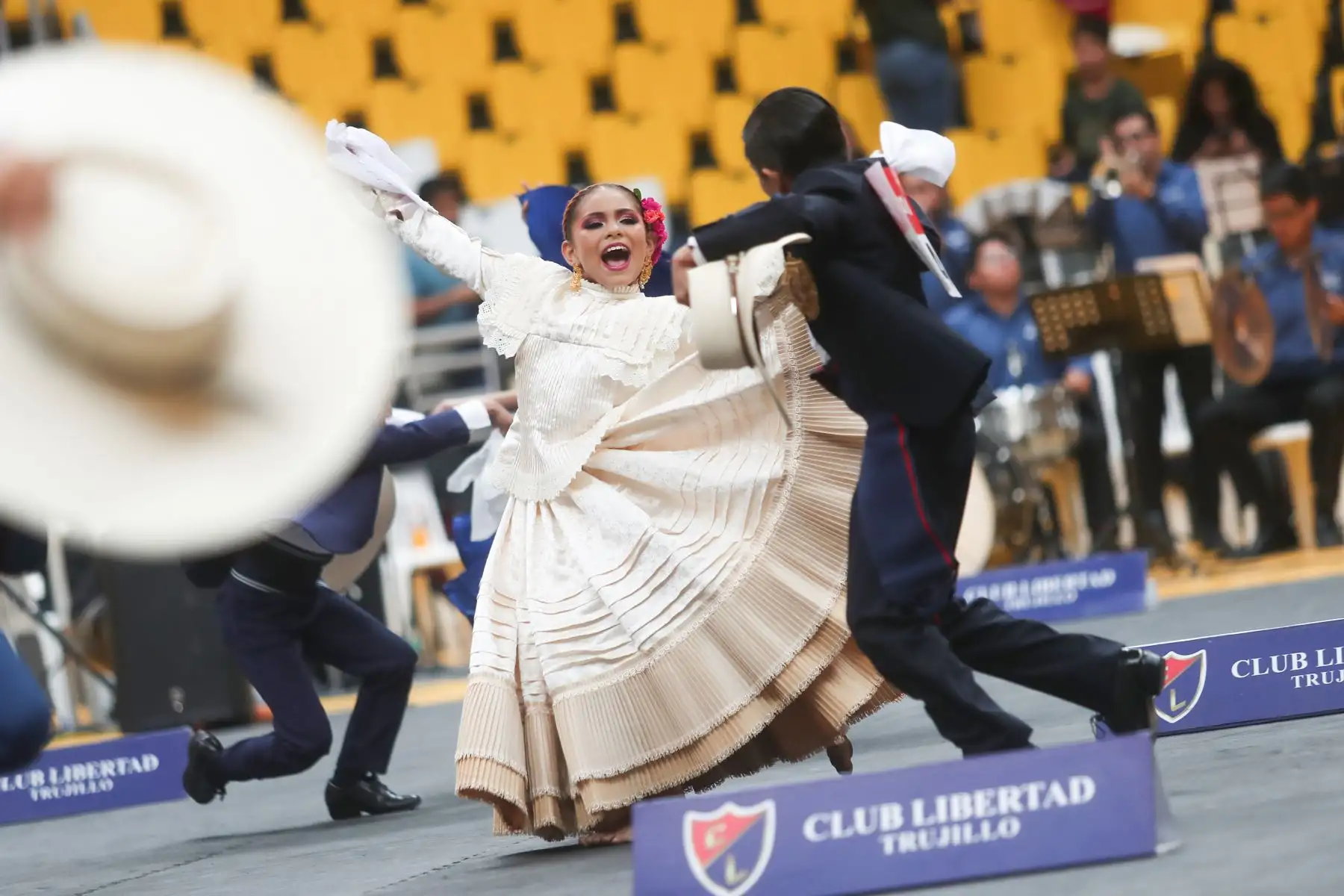 Boris y Antonella tienen menos de 10 años y ya aspiran a convertirse en grandes profesionales de esta emblemática danza peruana. Foto: ANDINA/Ricardo Cuba
