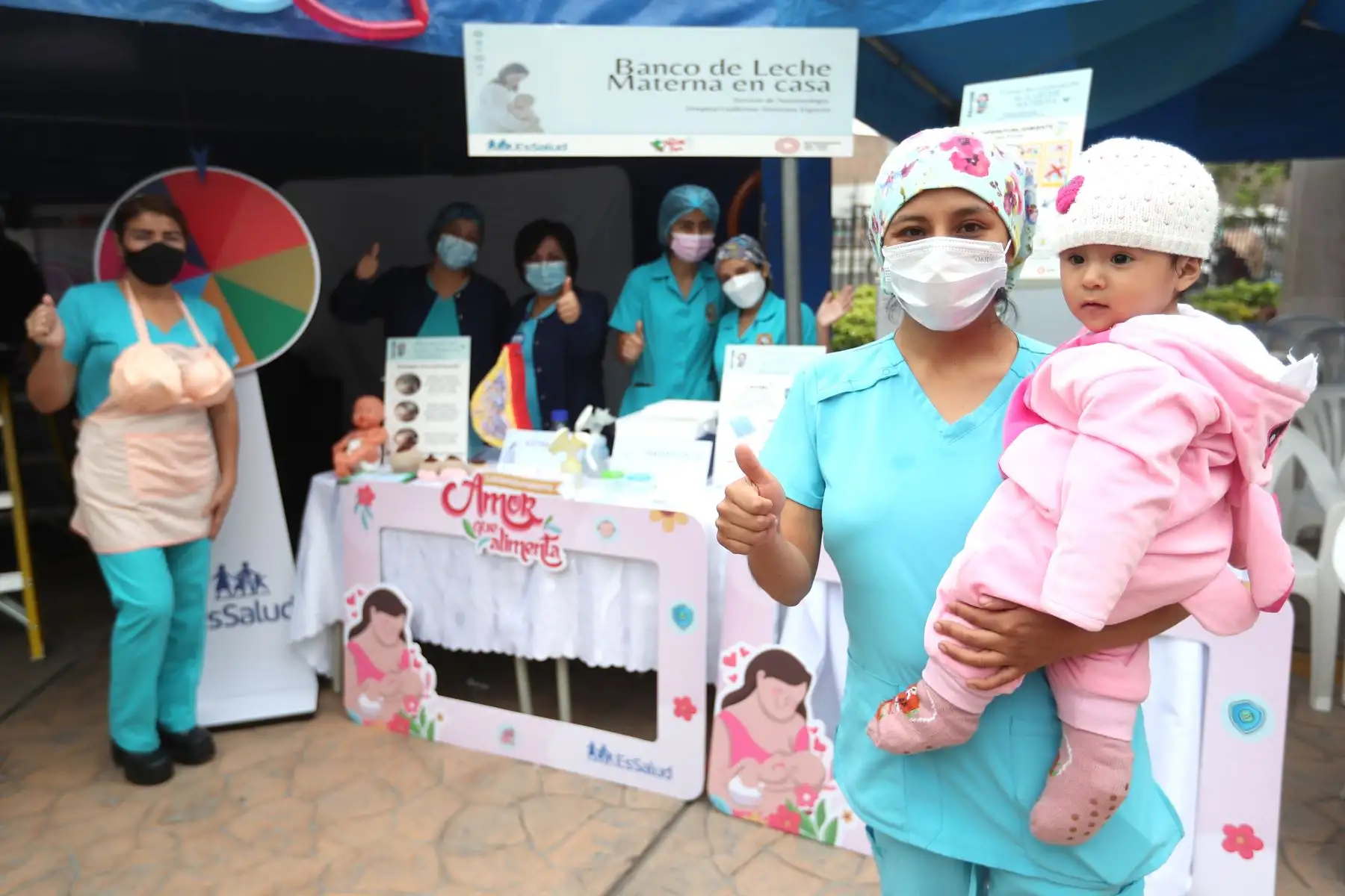 Con la finalidad de fomentar la lactancia materna exclusiva en bebés de hasta 2 años, el Seguro Social de Salud realiza en el Hospital Guillermo Almenara Irigoyen la primera feria de salud, “Amor que alimenta”, con el fin de disminuir los índices de anemia que actualmente afecta al 40% de menores de 3 años. 
Foto: ANDINA/Ricardo Cuba