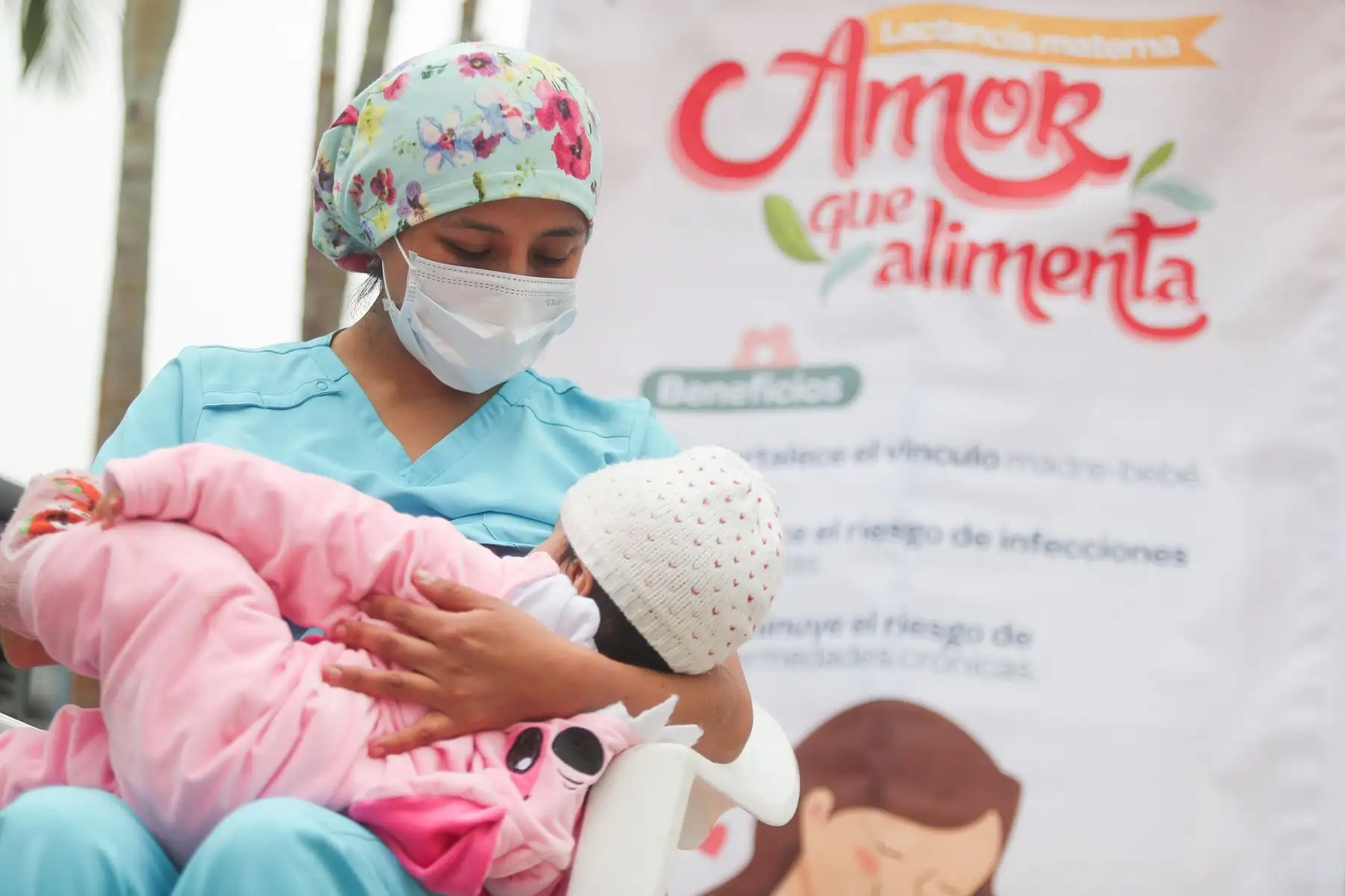 Con la finalidad de fomentar la lactancia materna exclusiva en bebés de hasta 2 años, el Seguro Social de Salud realiza en el Hospital Guillermo Almenara Irigoyen la primera feria de salud, “Amor que alimenta”, con el fin de disminuir los índices de anemia que actualmente afecta al 40% de menores de 3 años. 
Foto: ANDINA/Ricardo Cuba