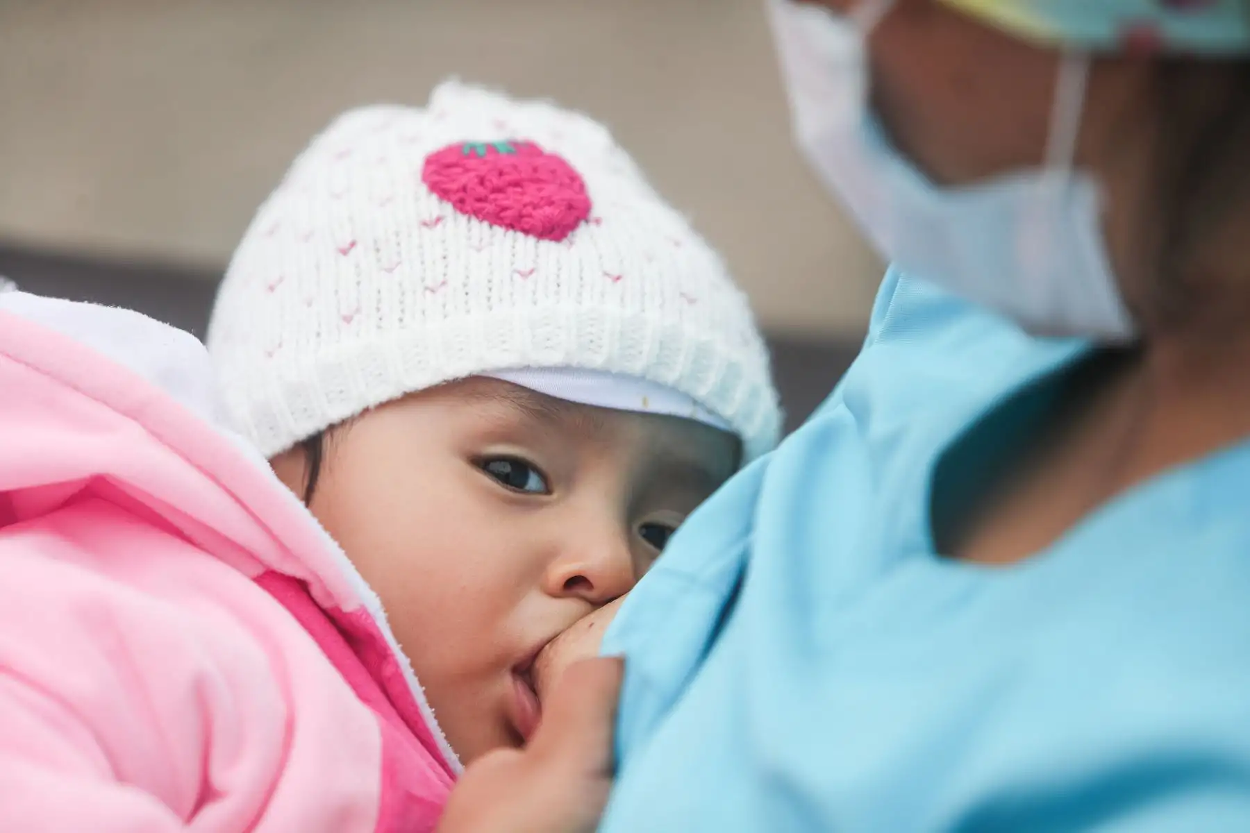 Con la finalidad de fomentar la lactancia materna exclusiva en bebés de hasta 2 años, el Seguro Social de Salud realiza en el Hospital Guillermo Almenara Irigoyen la primera feria de salud, “Amor que alimenta”, con el fin de disminuir los índices de anemia que actualmente afecta al 40% de menores de 3 años. 
Foto: ANDINA/Ricardo Cuba