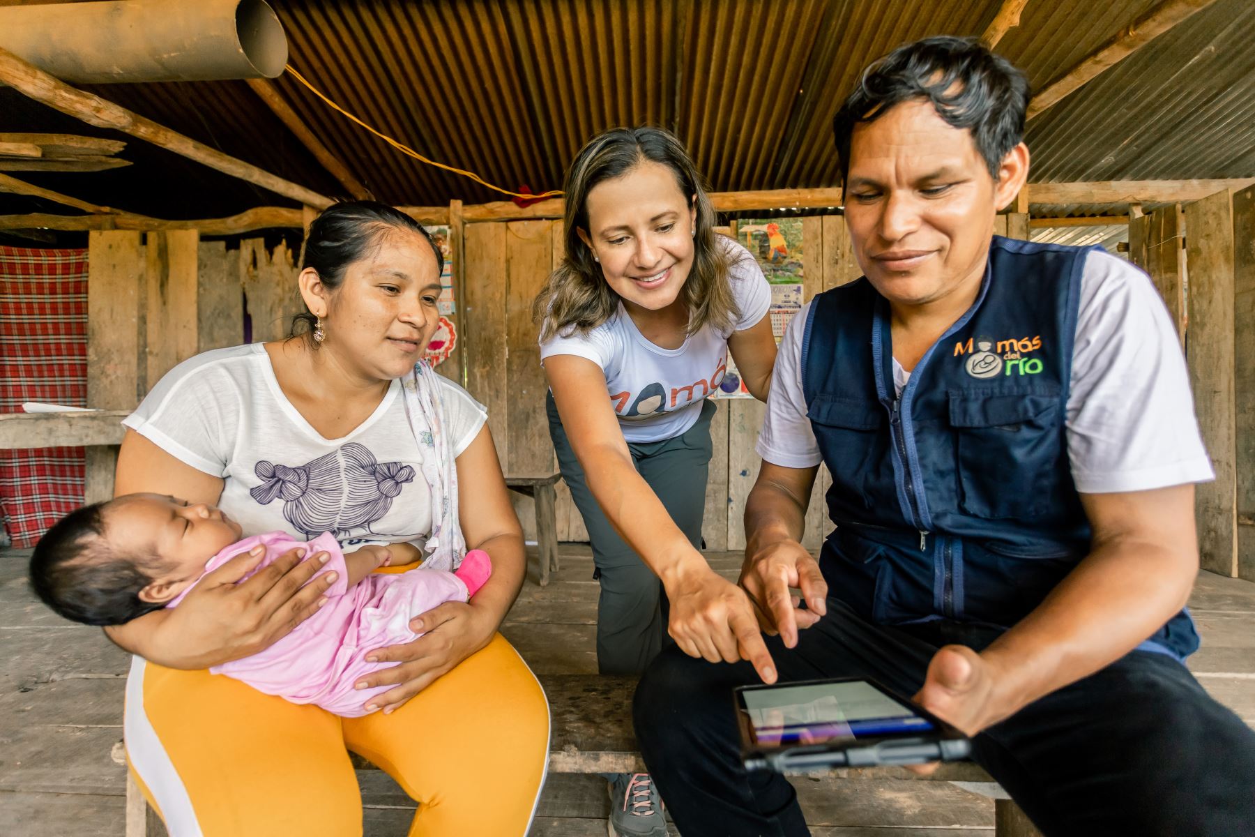 Magaly Blas es una guardiana de la salud, dirige el programa Mamás del Río de la Universidad Cayetano Heredia (UPCH), gracias al cual ha salvado la vida de gestantes de la Amazonía y mejorado el crecimiento de los recién nacidos. Estas familias pertenecen a las comunidades asentadas a lo largo del río Marañón, en Loreto.
Foto: ANDINA/ Mamás del Río