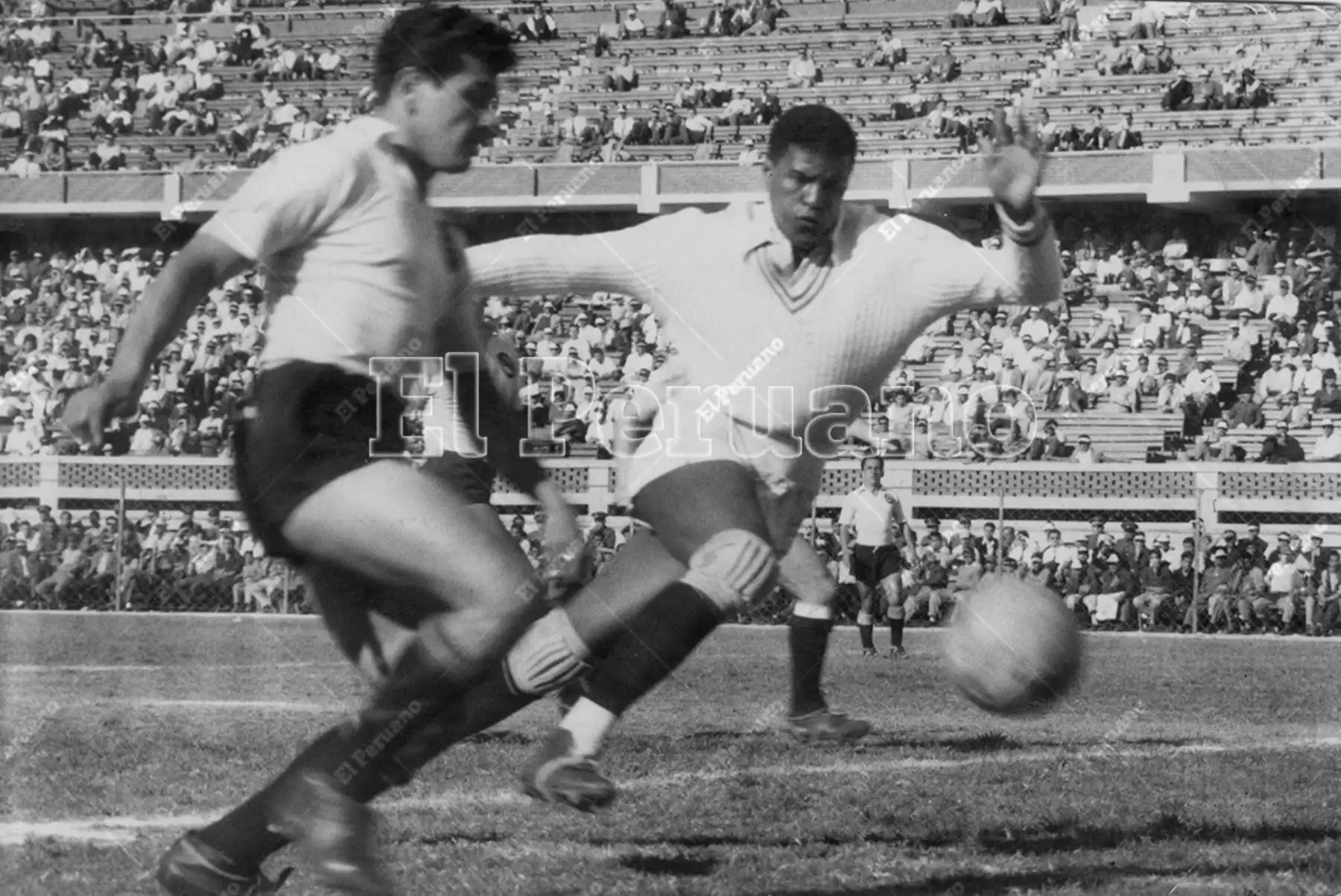 Lima  27 - octubre de 1956 / El arquero de Universitario de Deportes, Dimas Zegarra,  frente al Sport Boys por el campeonato nacional de fútbol. Foto: Archivo Histórico de El Peruano