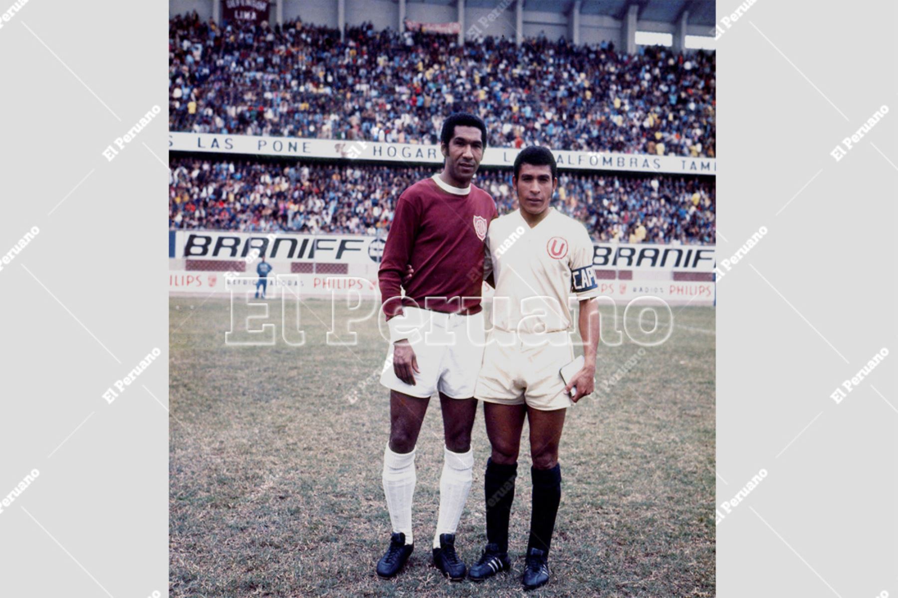 Lima - 1972 / Julio Meléndez de Defensor Lima y Héctor Chumpitaz de Universitario de Deportes. Foto: Archivo Histórico de El Peruano