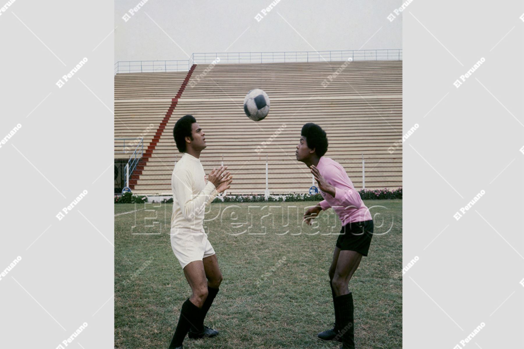 Lima - 1973 / Juan José Muñante de Universitario de Deportes y Gerónimo Barbadillo de Sport Boys. Foto: Archivo Histórico de El Peruano