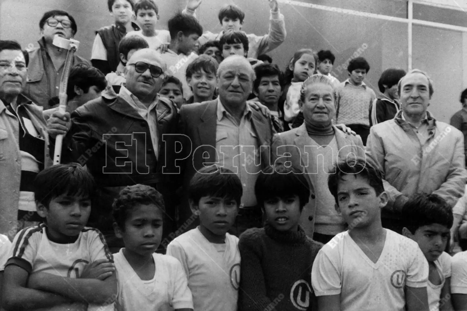 Lima - 18 agosto 1985 / Teodoro "Lolo" Fernández con un grupo de niños en el estadio de Universitario de Deportes. Foto: Archivo Histórico de El Peruano