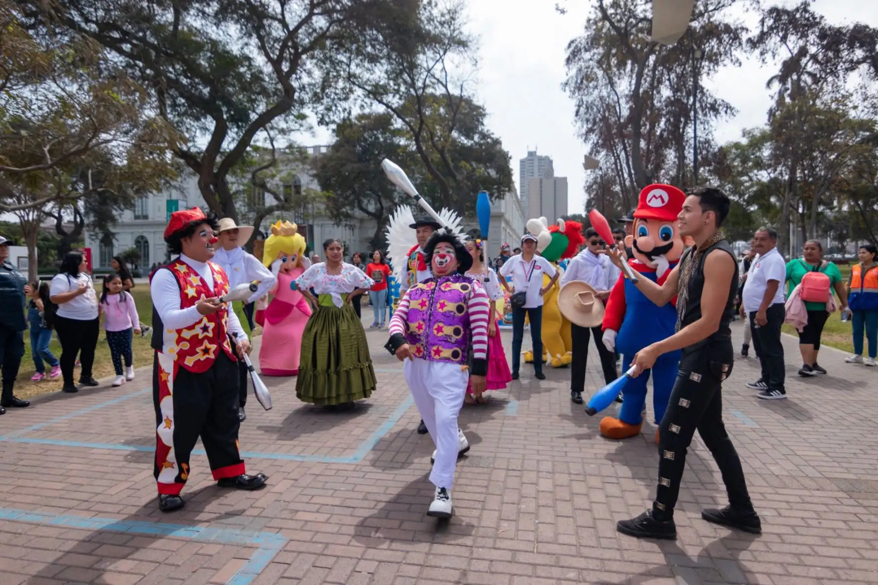 La tradicional actividad dominical organizada por la Municipalidad de Lima, a través de la Gerencia de Cultura, contó con la participación de 14 circos nacionales y extranjeros que vienen desarrollando la temporada de Fiestas Patrias en nuestra capital. Foto:Difusión