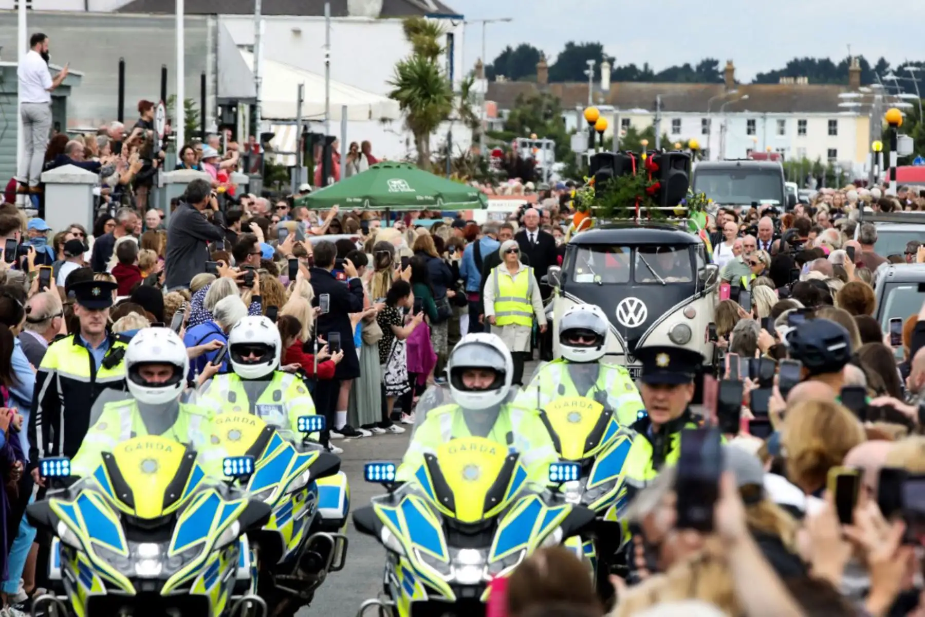 Cortejo fúnebre de la fallecida cantante irlandesa Sinead O