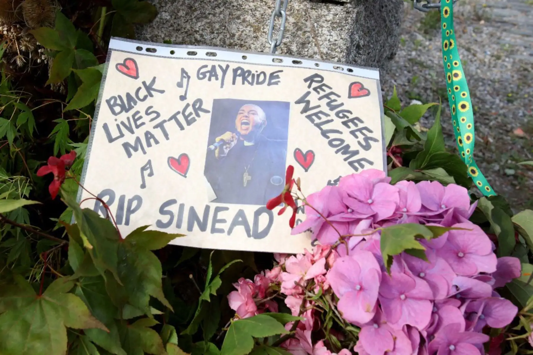 Flores y tributos a la fallecida cantante irlandesa Sinead O