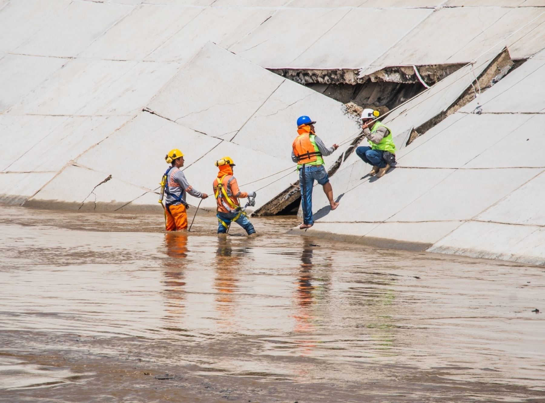 Gore Piura ejecuta trabajos para mejorar las defensas ribereñas en el río Piura.