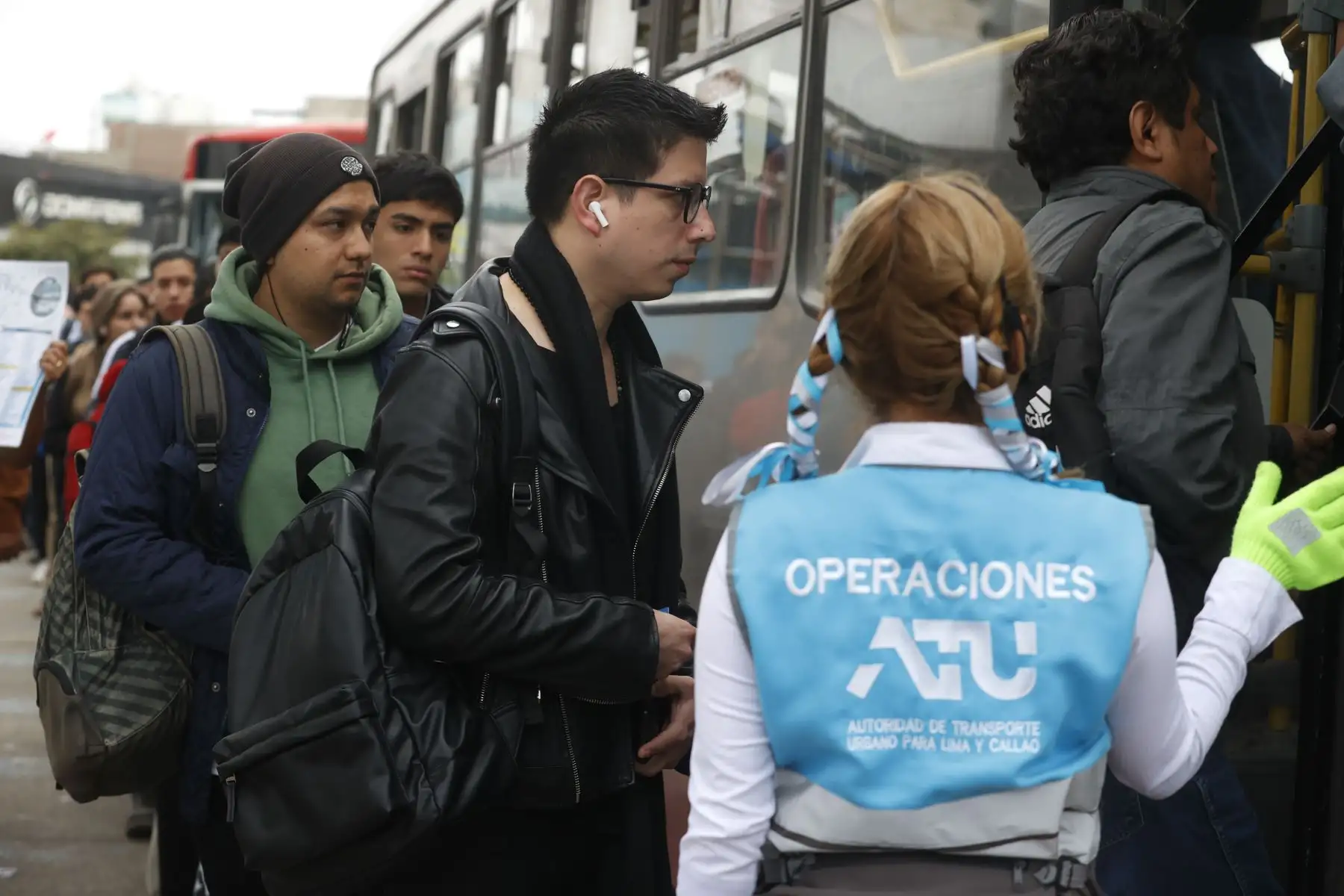 Con el objetivo de mejorar el servicio de transporte para que los ciudadanos puedan trasladarse de manera fluida por vías más ordenadas y menos congestionadas, la Autoridad de transporte Urbano para Lima y Callao inicia el reordenamiento de 16 rutas de 12 empresas de transporte Convencional. Foto: ANDINA/Vidal Tarqui