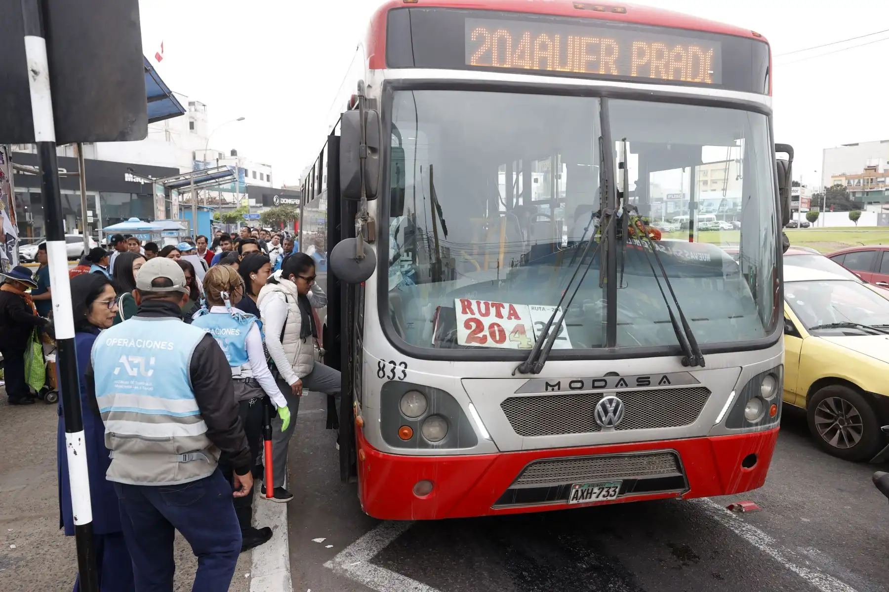 Con el objetivo de mejorar el servicio de transporte para que los ciudadanos puedan trasladarse de manera fluida por vías más ordenadas y menos congestionadas, la Autoridad de transporte Urbano para Lima y Callao inicia el reordenamiento de 16 rutas de 12 empresas de transporte Convencional. Foto: ANDINA/Vidal Tarqui