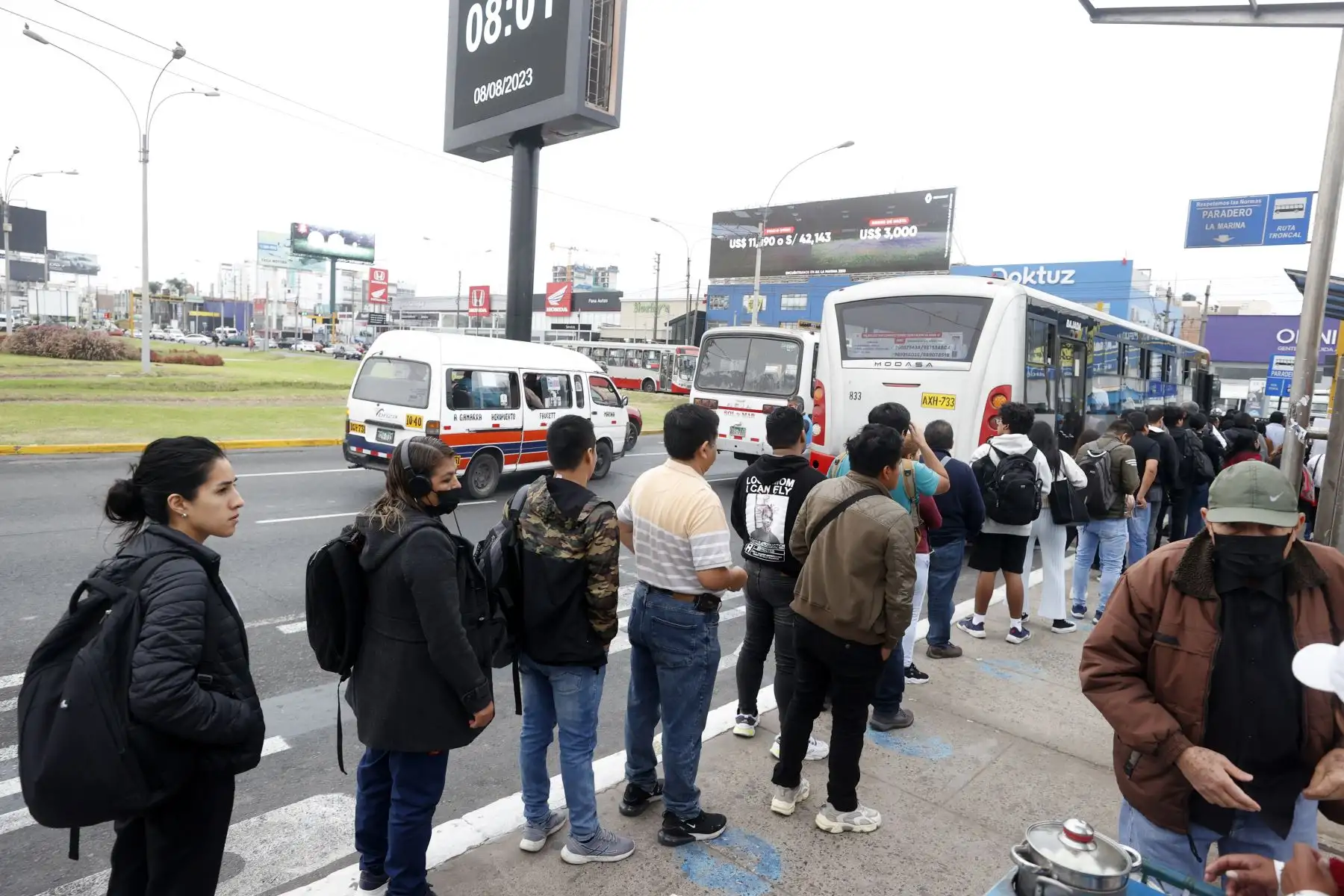 A partir de hoy martes 8 de agosto se modificarán los recorridos de 16 rutas de 12 empresas de transporte convencional, debido a que se superponen a las vías donde operan el Metropolitano y los corredores complementarios Rojo, Morado y Azul. Foto: ANDINA/Vidal Tarqui