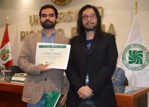 Escritor Miguel Ángel Vallejo Sameshima (derecha) junto a uno de los ganadores de los Juegos Florales Universitarios 2022. Foto: URP/Difusión.