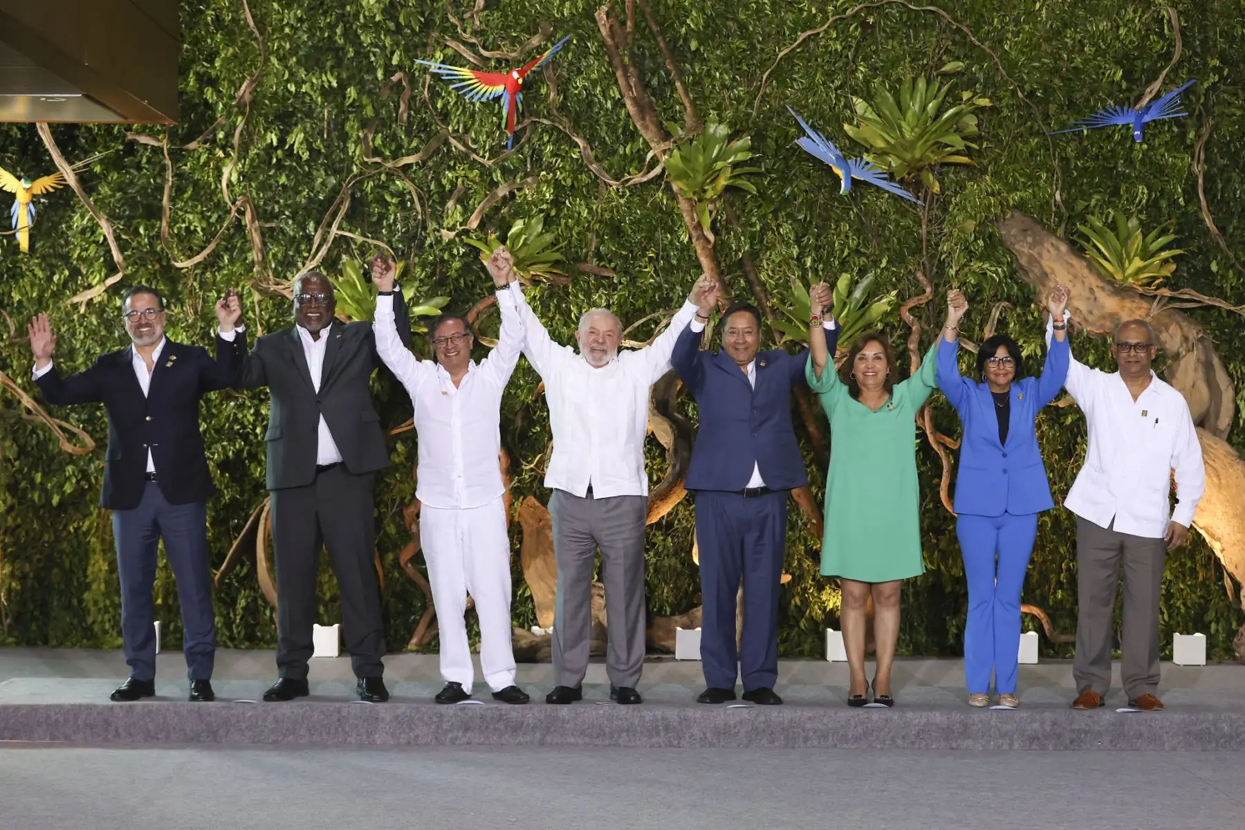La mandataria peruana, Dina Ercilia Boluarte Zegarra, participa de la foto oficial de presidentes de los Estados partes en el Tratado de Cooperación Amazónica. Foto: ANDINA/ Prensa Presidencia