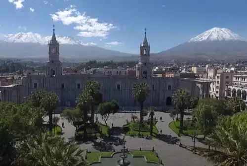 En noviembre del año 2000, la Organización de las Naciones Unidas para la Educación, la Ciencia y la Cultura (Unesco) resolvió incorporar al centro histórico de Arequipa en su Lista de Patrimonio Mundial, al considerarlo un ejemplo de asentamiento humano excepcional, configurado por factores culturales y especialmente naturales, y su arquitectura ornamentada como ejemplo del genio creador humano. Estas cualidades le valieron ser reconocida Patrimonio Cultural de la Humanidad.