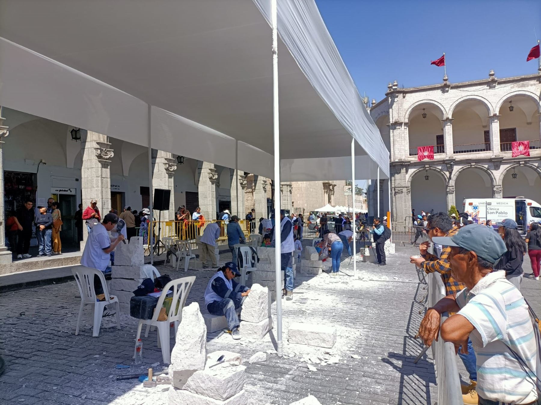 Artesanos de Arequipa participan de concurso de tallado en sillar, fierro forjado, reoujado en cobre y repujado en cuero. Una actividad organizada por el aniversario de la ciudad blanca. Foto: Rocío Méndez