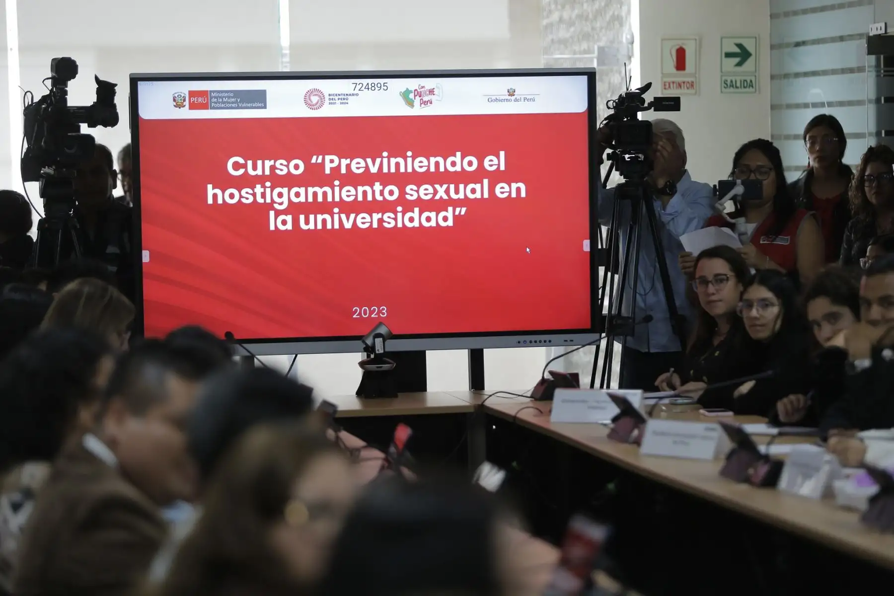 Con el objetivo de generar una intervención que contribuya con el 
trabajo en contra del hostigamiento sexual entre jóvenes alumnos de 
universidades, el Ministerio de la Mujer y Poblaciones Vulnerables 
(MIMP) pone en marcha el curso virtual denominado “Previniendo el 
hostigamiento sexual en la universidad”, una iniciativa para trabajar 
con estudiantes de universidades públicas y privadas en todo el país y 
desarrollar una propuesta que promueva la prevención del hostigamiento 
sexual.
Foto: ANDINA/MIMP