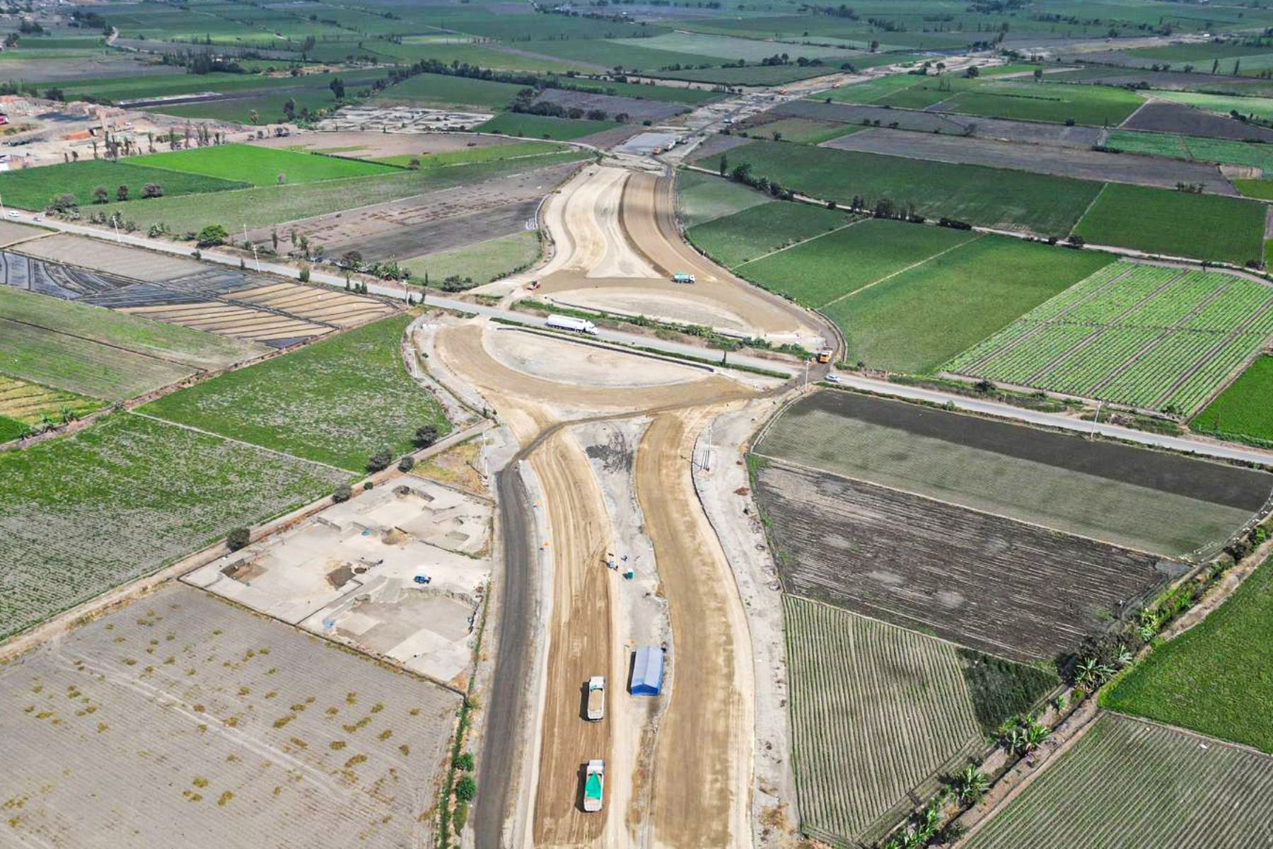 La vía de evitamiento Chimbote comprende el asfaltado de cerca de 40 kilómetros de doble vía y la construcción de dos puentes sobre los ríos Lacramarca y Santa. Foto: ANDINA/Difusión