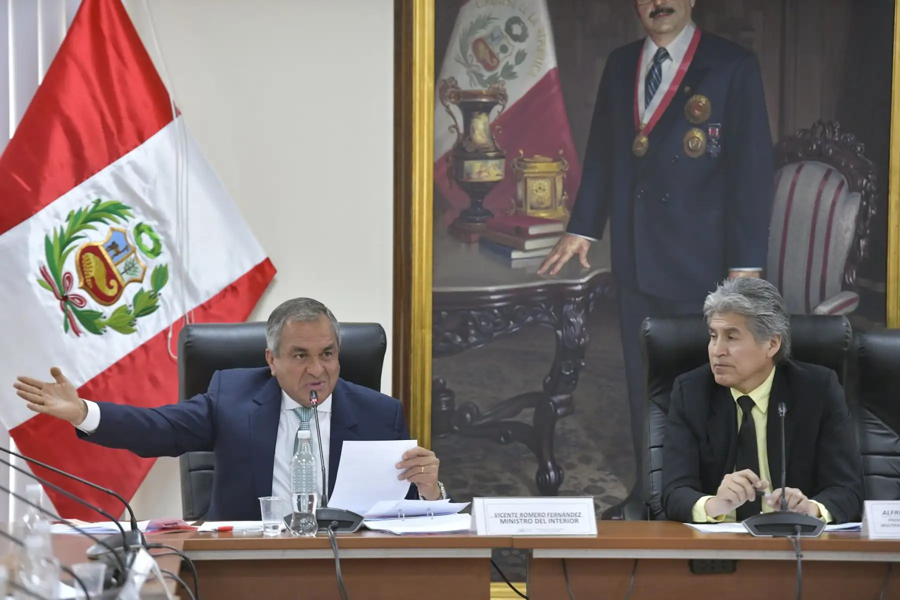 Durante su presentación ante la Comisión Especial Multipartidaria de Seguridad Ciudadana del Congreso de la República, el ministro del Interior, Vicente Romero, aclaró, por espacio de casi cuatro horas, las dudas sobre los proyectos de ley presentados por el Poder Ejecutivo para la delegación de facultades legislativas y la incorporación de una nueva categoría en la estructura de la Policía Nacional del Perú (PNP).
Foto: ANDINA/Mininter