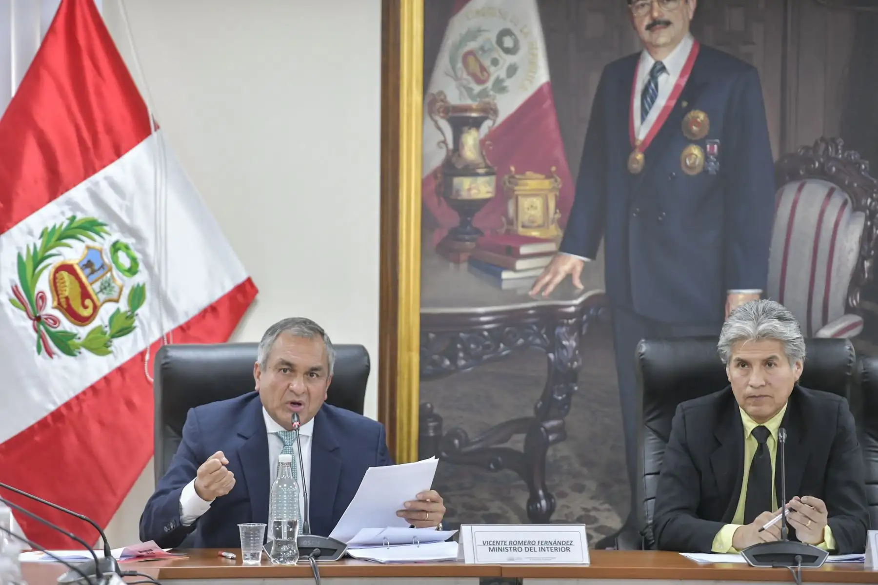 Durante su presentación ante la Comisión Especial Multipartidaria de Seguridad Ciudadana del Congreso de la República, el ministro del Interior, Vicente Romero, aclaró, por espacio de casi cuatro horas, las dudas sobre los proyectos de ley presentados por el Poder Ejecutivo para la delegación de facultades legislativas y la incorporación de una nueva categoría en la estructura de la Policía Nacional del Perú (PNP).
Foto: ANDINA/Mininter