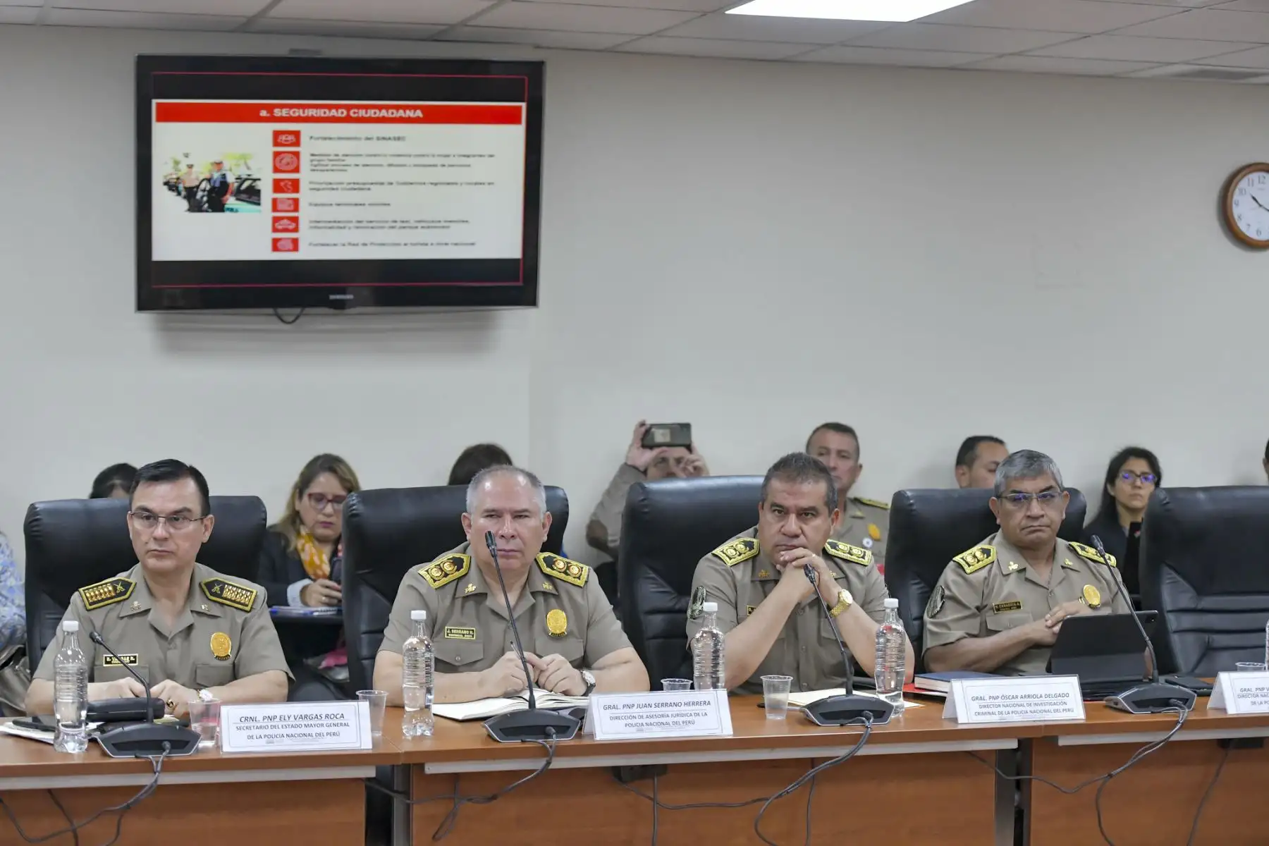 Durante su presentación ante la Comisión Especial Multipartidaria de Seguridad Ciudadana del Congreso de la República, el ministro del Interior, Vicente Romero, aclaró, por espacio de casi cuatro horas, las dudas sobre los proyectos de ley presentados por el Poder Ejecutivo para la delegación de facultades legislativas y la incorporación de una nueva categoría en la estructura de la Policía Nacional del Perú (PNP).
Foto: ANDINA/Mininter