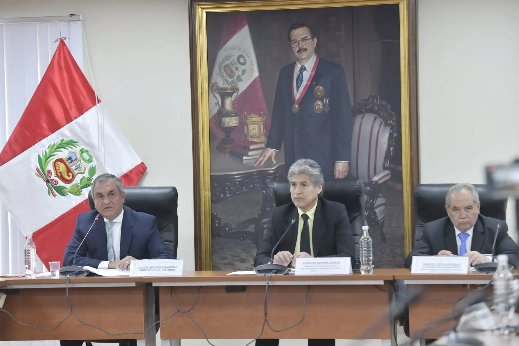 Durante su presentación ante la Comisión Especial Multipartidaria de Seguridad Ciudadana del Congreso de la República, el ministro del Interior, Vicente Romero, aclaró, por espacio de casi cuatro horas, las dudas sobre los proyectos de ley presentados por el Poder Ejecutivo para la delegación de facultades legislativas y la incorporación de una nueva categoría en la estructura de la Policía Nacional del Perú (PNP).
Foto: ANDINA/Mininter