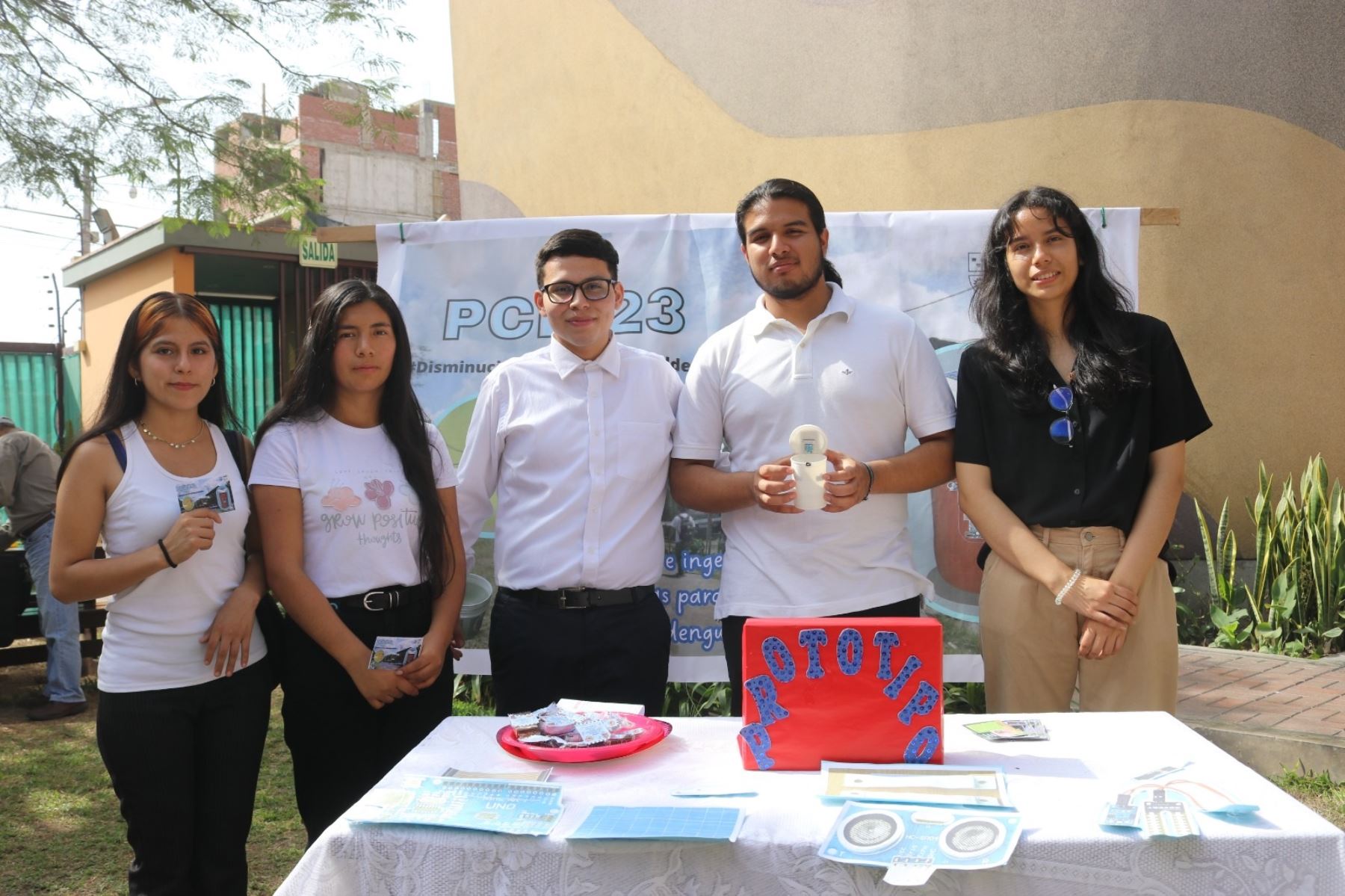 Un grupo de estudiantes de Ingeniería Industrial de la Universidad Antonio Ruiz de Montoya (UARM) diseñó y fabricó un “repelente electrónico", que consiste en un sistema de uso casero que puede ser instalado en recipientes y está destinado para zonas con alto índice de contagio del dengue, el prototipo dispone de sensores ultravioleta y ultrasonido que contribuyen a la prevención de la enfermedad. Foto: Difusión