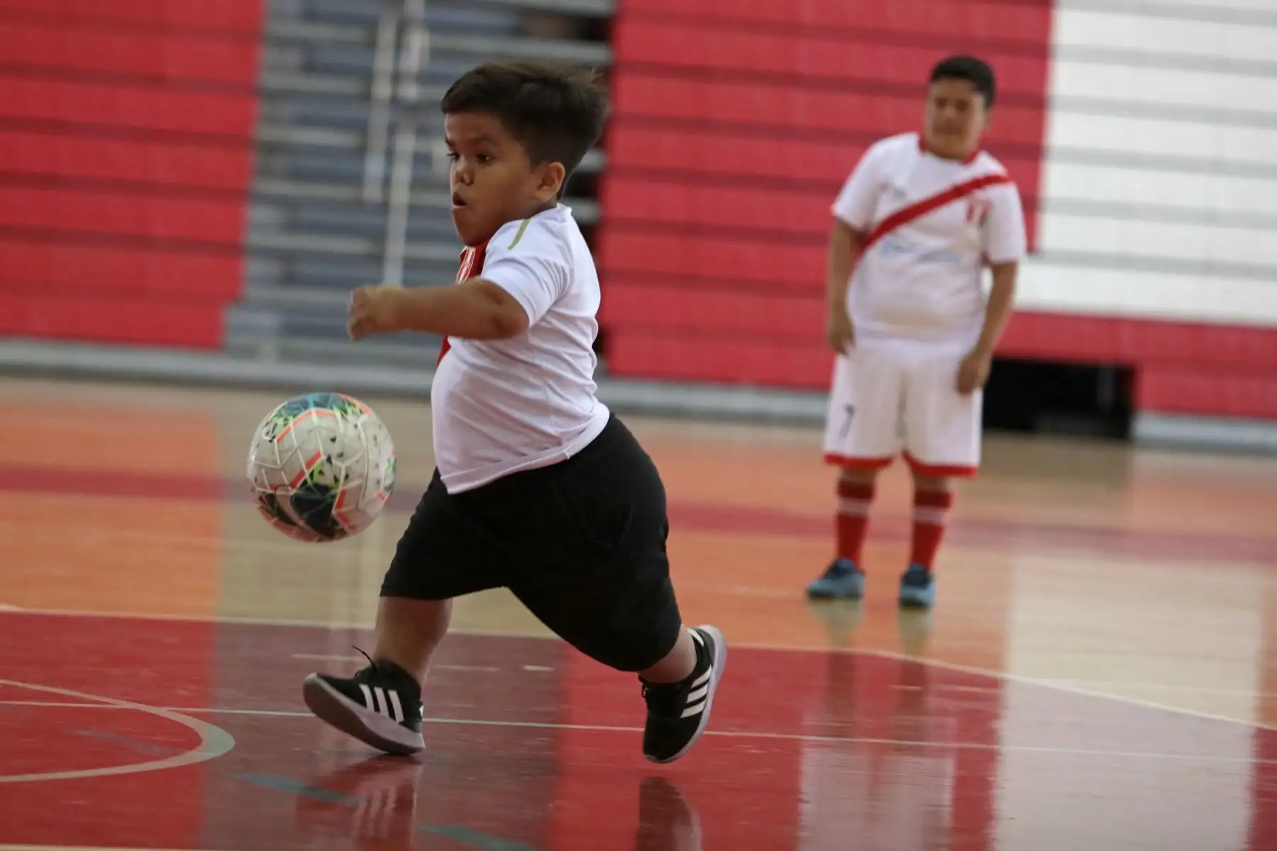 Selección Peruana de Talla Baja se prepara en Legado Videna con chalecos GPS para obtener mejores rendimientos, el equipo nacional comienza una aventura histórica que se pondrá a prueba en noviembre. Foto: ANDINA/ Legado