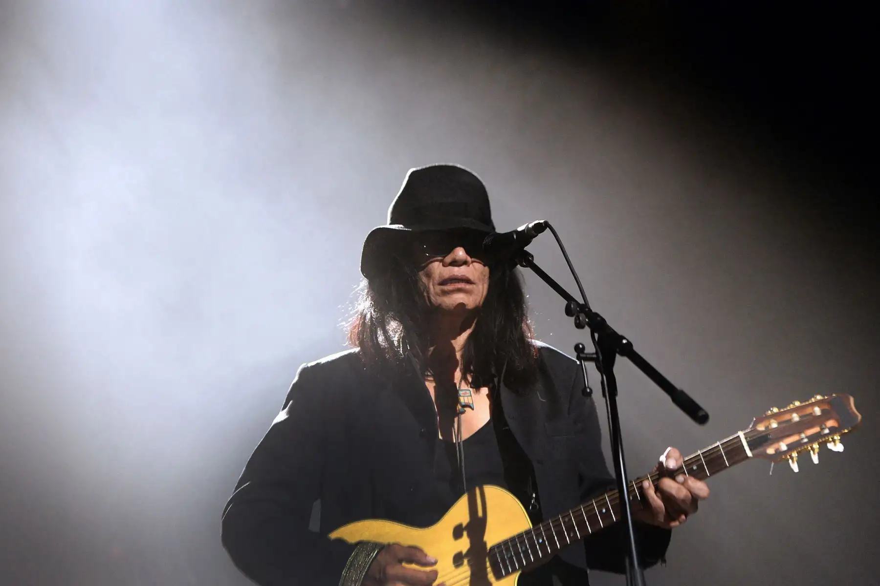 El cantante y músico estadounidense Sixto Rodríguez se presenta en el escenario durante un concierto en el Zenith el 4 de junio de 2013 en París. Foto:ANDINA/ AFP
