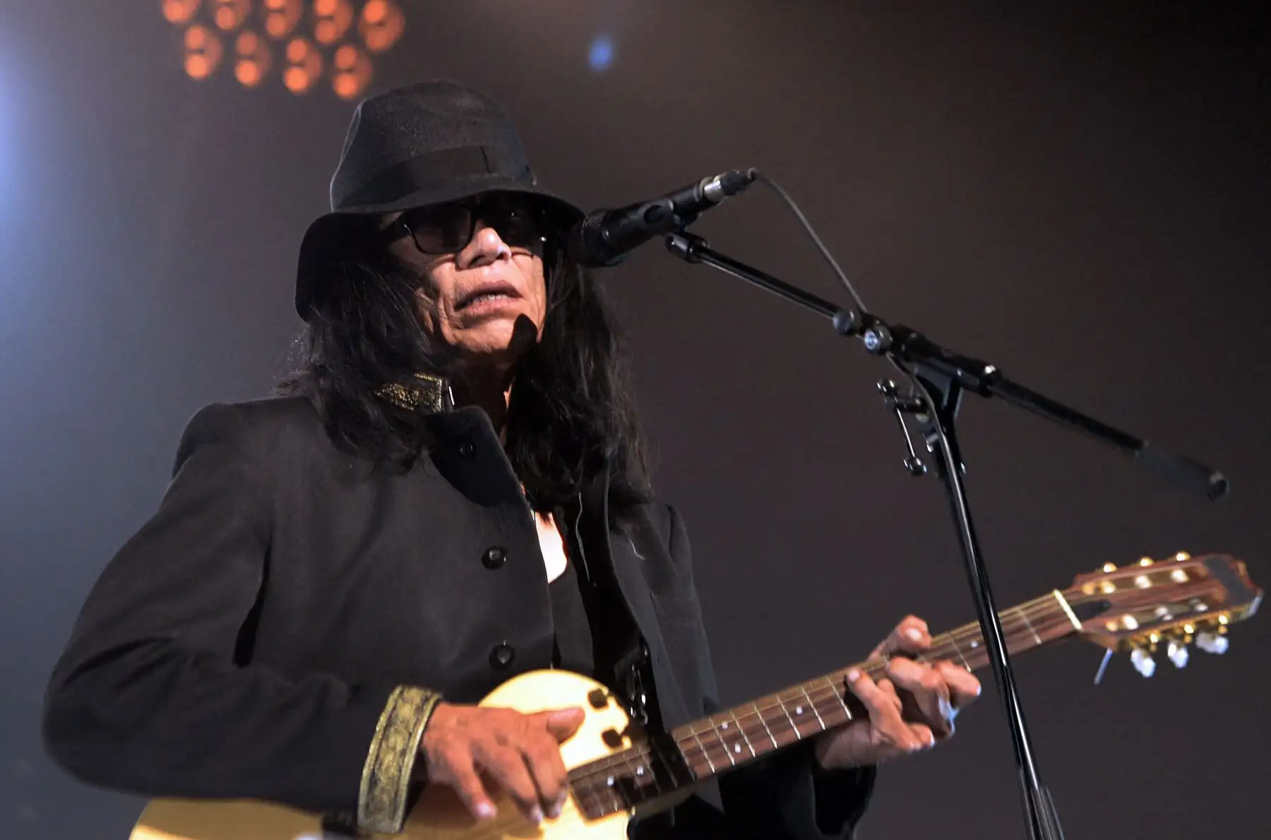 El cantante y músico estadounidense Sixto "Sugar Man" Rodríguez se presenta en el escenario durante un concierto en el Zenith el 4 de junio de 2013 en París. Rodríguez, el otrora oscuro cantautor estadounidense que encontró un renacimiento profesional después de que su música desarrollara un culto en el extranjero. Foto:ANDINA/ AFP