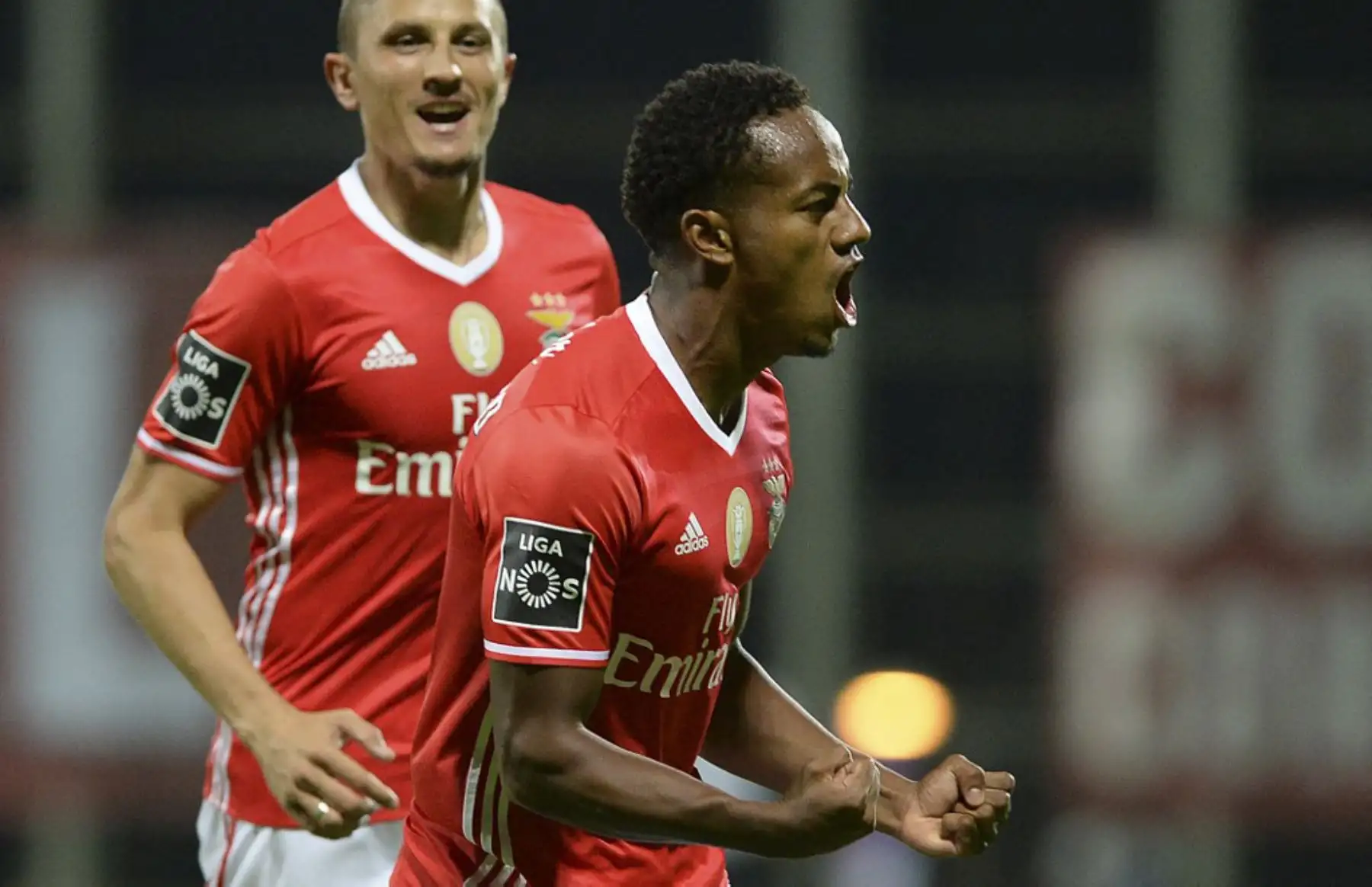 El delantero peruano del Benfica, Andre Carrillo, celebra después de marcar un gol durante el partido de fútbol de la liga portuguesa CD Nacional Funchal vs SL Benfica en el estadio de Madeira en Funchal el 27 de agosto de 2016. Foto: AFP