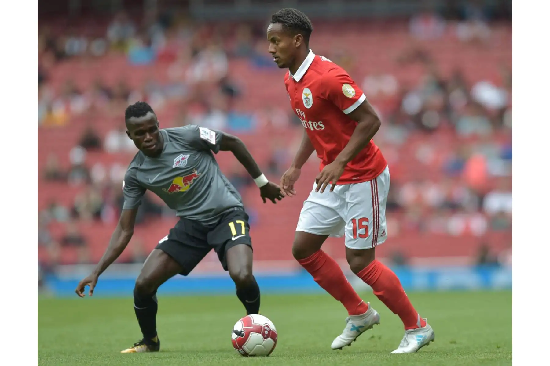 El mediocampista portugués de Leipzig, nacido en Guinea-Bissau, Bruma  compite con el delantero peruano del Benfica, Andre Carrillo, durante el partido de fútbol amistoso de pretemporada entre el RB Leipzig y el Benfica en el Emirates Stadium en el norte de Londres el 30 de julio de 2017. es uno de los cuatro partidos jugados durante dos días para la Copa de los Emiratos. Foto: ANDINA/AFP