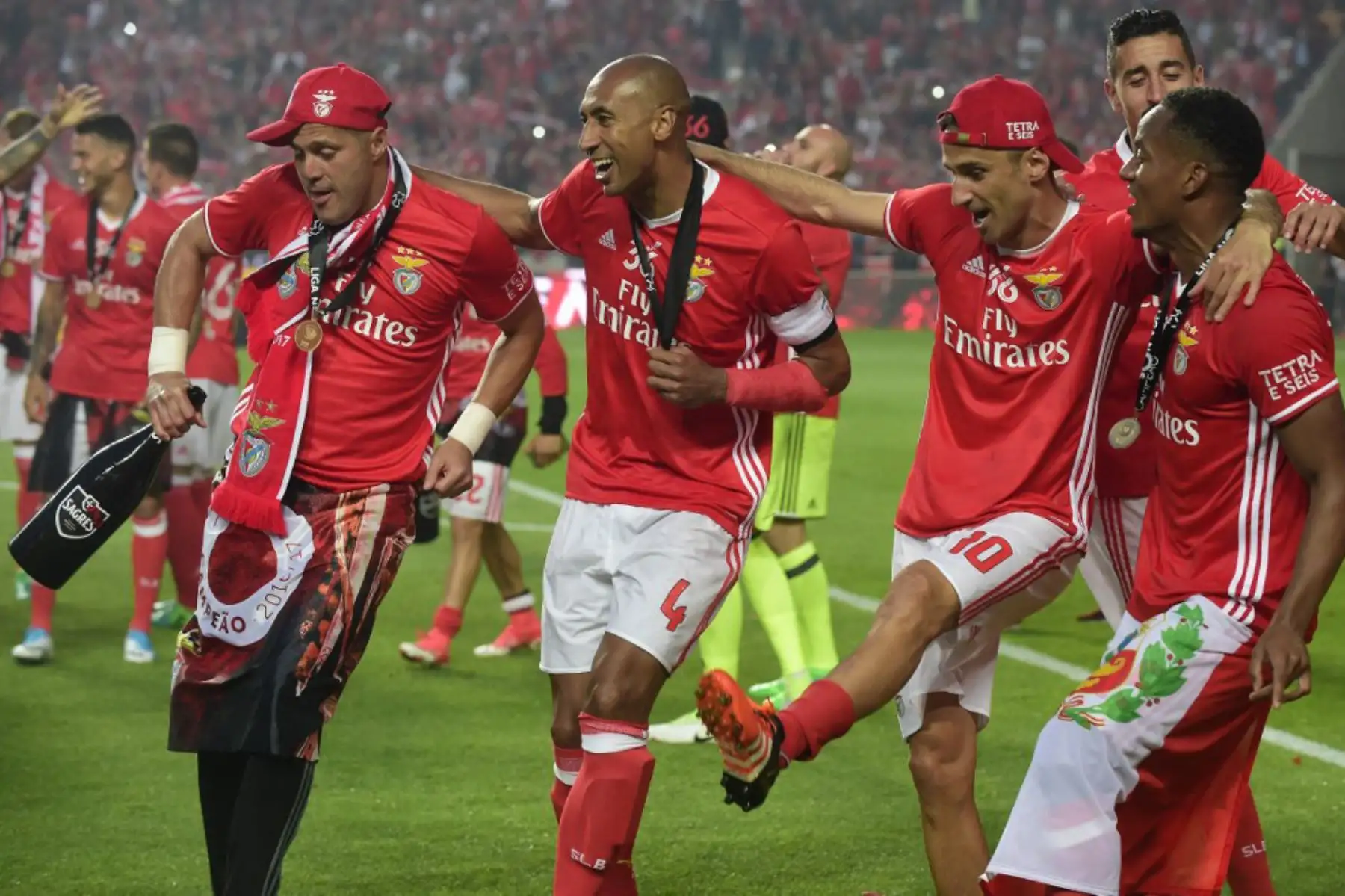 El portero brasileño del Benfica Julio Cesar, el defensor brasileño Luisao, el delantero brasileño Jonas y el delantero peruano Andre Carrillo celebran después de ganar su 36º título al final del partido de fútbol de la liga portuguesa SL Benfica vs Vitoria Guimaraes SC en el Luz.
Foto:ANDINA/ AFP