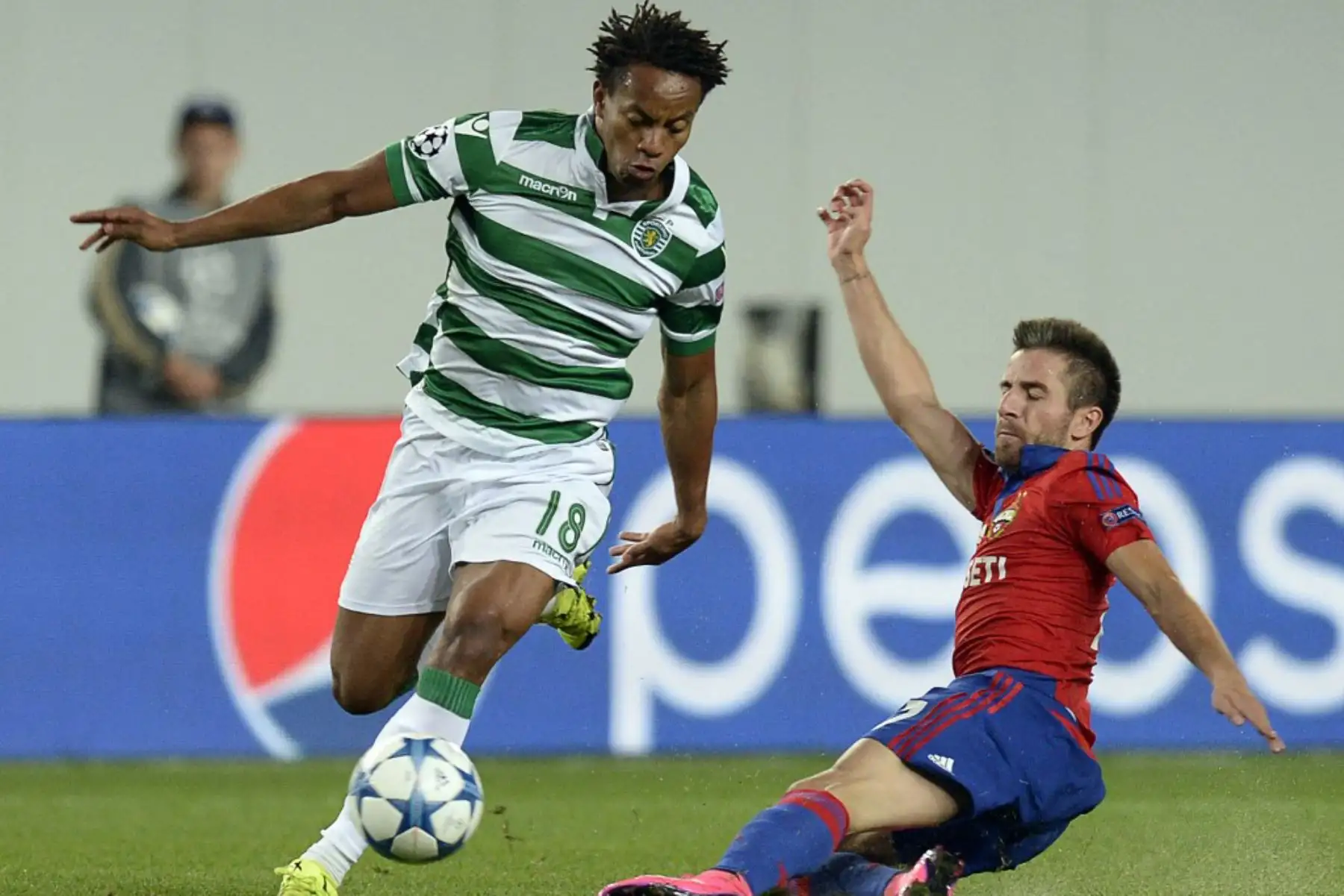 El mediocampista del CSKA Moscú de Serbia Zoran Tosic  compite con el mediocampista del Sporting Andre Carrillo durante los play-offs de la Liga de Campeones de la UEFA, partido de fútbol de vuelta entre el CSKA Moscú y el Sporting CP, en el Khimki Arena en las afueras de Moscú el 26 de agosto de 2015. Foto.andina/AFP