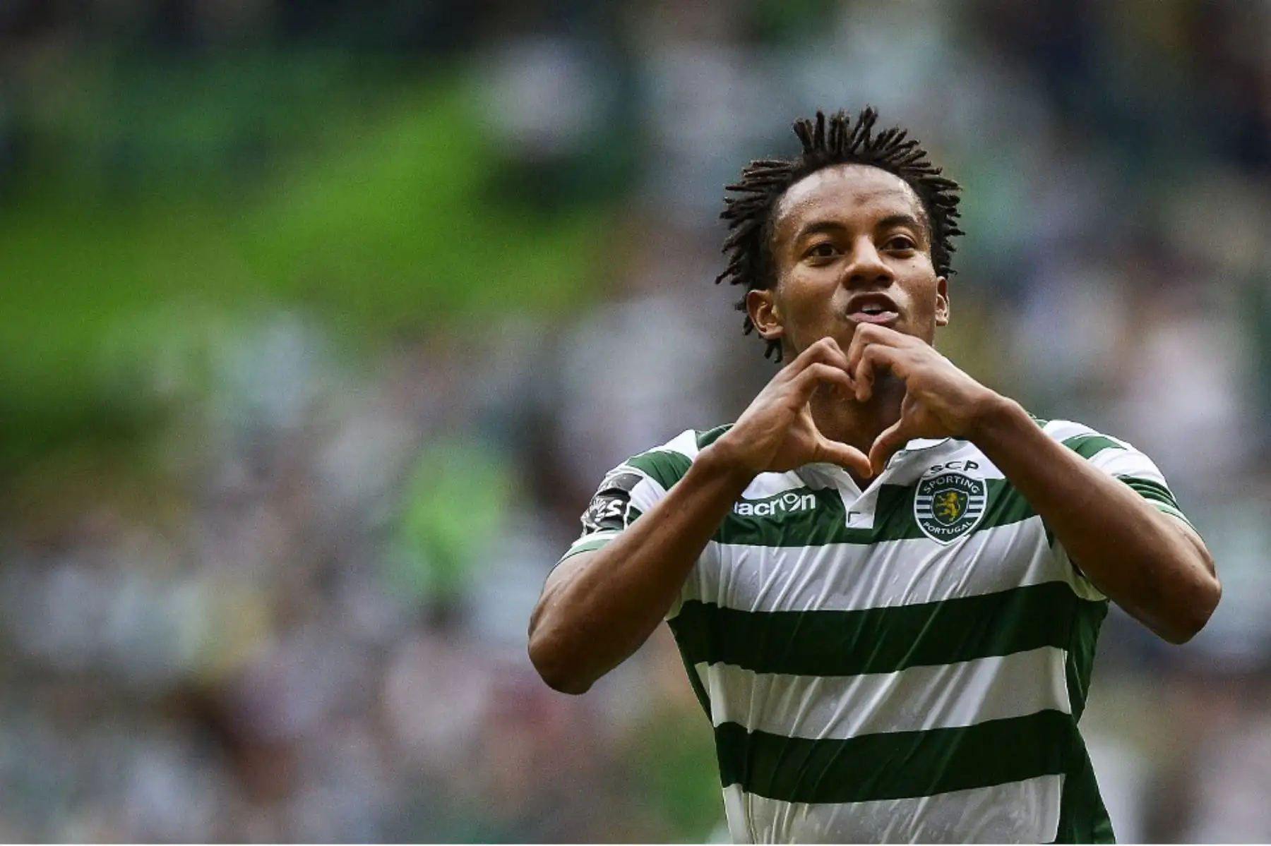 El delantero peruano del Sporting Andre Carrillo celebra después de anotar contra Pacos de Ferreira durante el partido de fútbol de la liga portuguesa Sporting CP vs FC Pacos de Ferreira en el estadio José Alvalade en Lisboa el 22 de agosto de 2015. Foto:ANDINA/AFP
