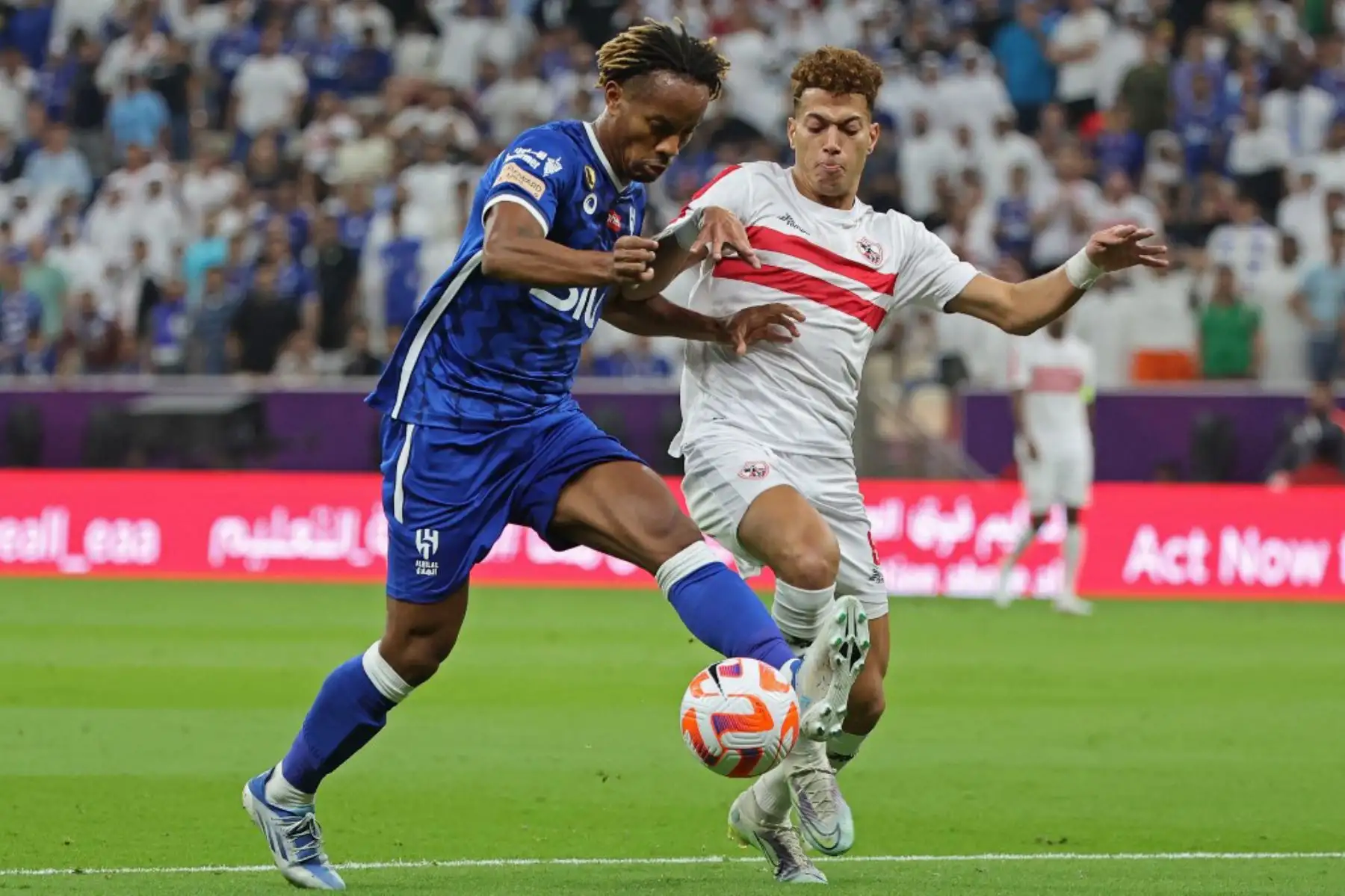 El mediocampista egipcio de Zamalek, Emam Ashour, compite por el balón con el mediocampista de Hilal, Andre Carrillo, durante el partido de fútbol de la Supercopa de Lusail entre Al-Hilal de Arabia Saudita y Zamalek de Egipto en el Estadio Lusail en las afueras de la capital de Qatar, Doha, el 9 de septiembre de 2022. Foto: ANDINA/ AFP