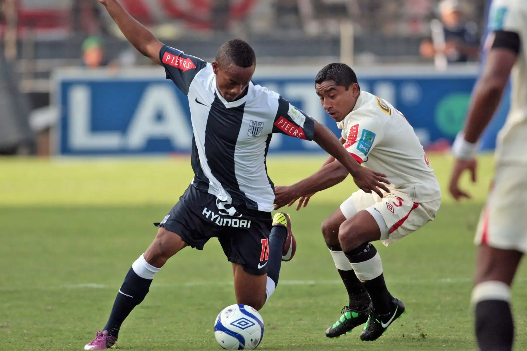 André Carrillo se zafa de la marca de Antonio Gonzales, de Universitario de Deportes. Foto: ANDINA/Juan Carlos Guzmán Negrini.