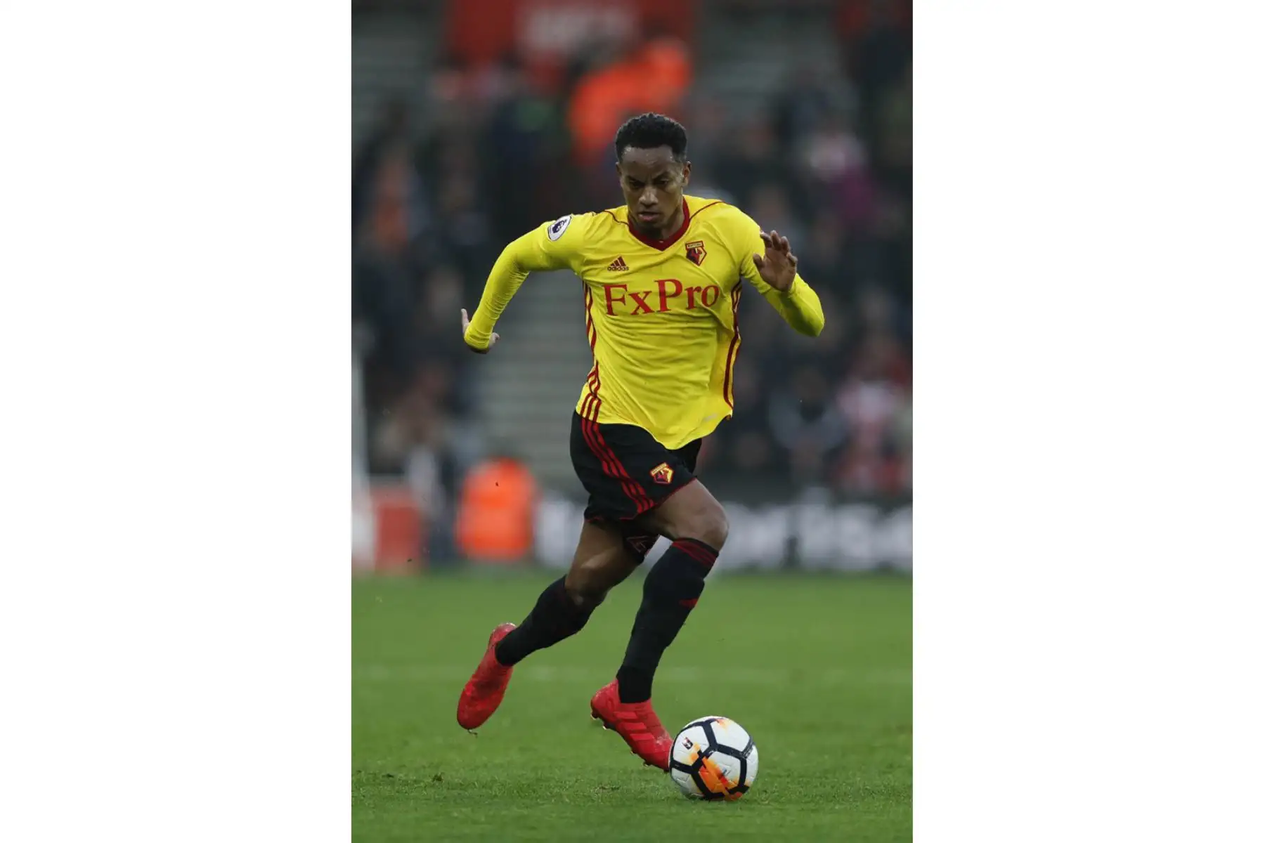 El mediocampista peruano del Watford, Andre Carrillo, corre con el balón durante el partido de fútbol de la cuarta ronda de la Copa FA inglesa entre Southampton y Watford en el St Mary