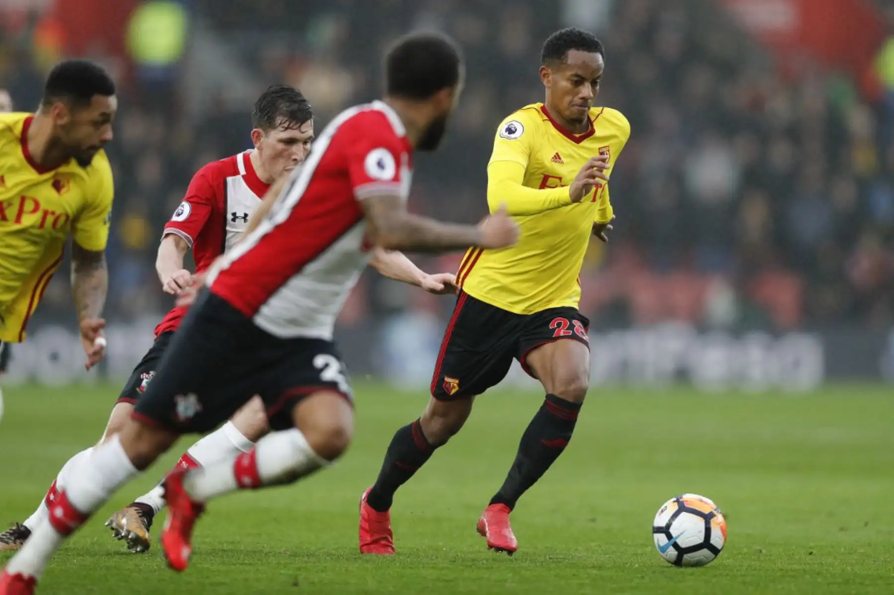 El mediocampista peruano de Watford, Andre Carrillo, corre con el balón durante el partido de fútbol de la cuarta ronda de la Copa FA inglesa entre Southampton y Watford en el St Mary