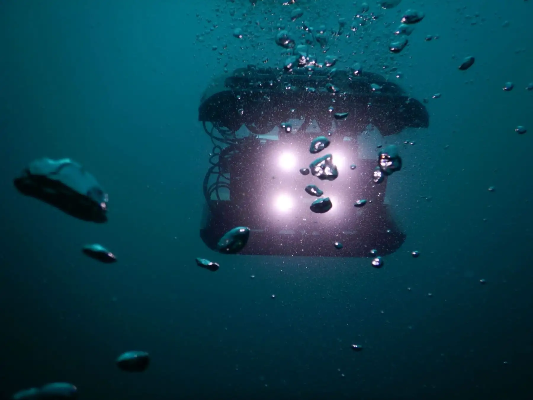 El vehículo submarino se conecta a través de sensores con la plataforma tecnológica, donde opera la inteligencia artificial, para realizar el muestreo poblacional de la concha de abanico en la bahía de Sechura. ANDINA/Difusión