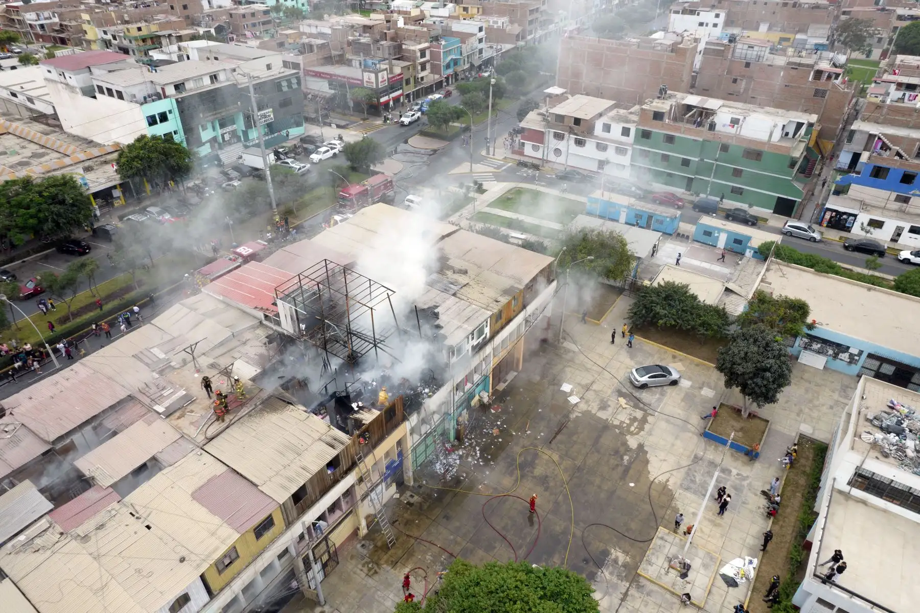 Los bomberos y serenos de la Municipalidad de Bellavista lograron rescatar a 15 gatos que estaban atrapados al interior del segundo piso de una vivienda que se incendió esta mañana en la Ciudad del Pescador, en el citado distrito chalaco.
Foto: ANDINA/Juan Carlos Guzmán