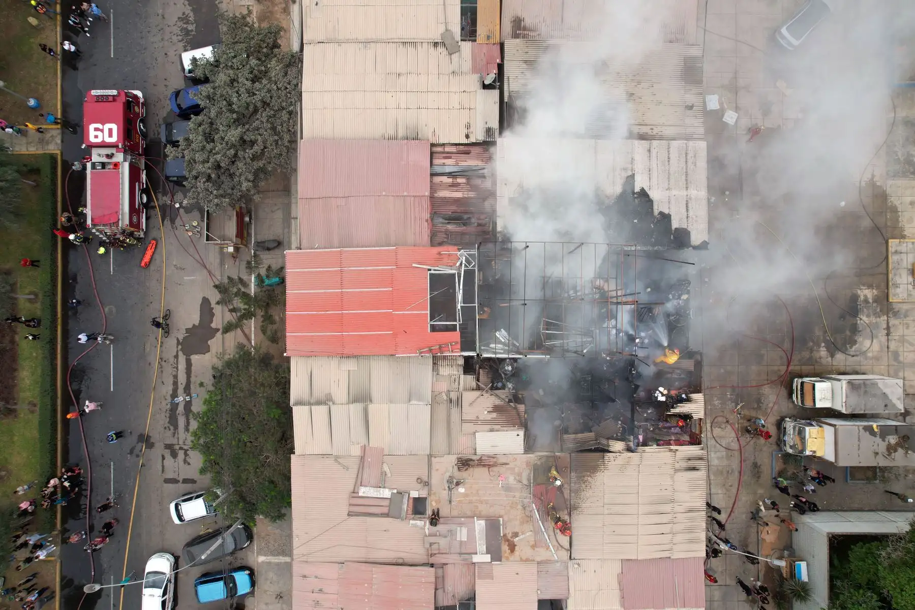 Fueron siete unidades de los hombres de rojo los que trabajaron arduamente para confinar este siniestro que fue reportado al mediodía de hoy, en una vivienda rústica ubicada en la calle 26, cerca a la avenida Los Insurgentes.
Foto: ANDINA/Juan Carlos Guzmán