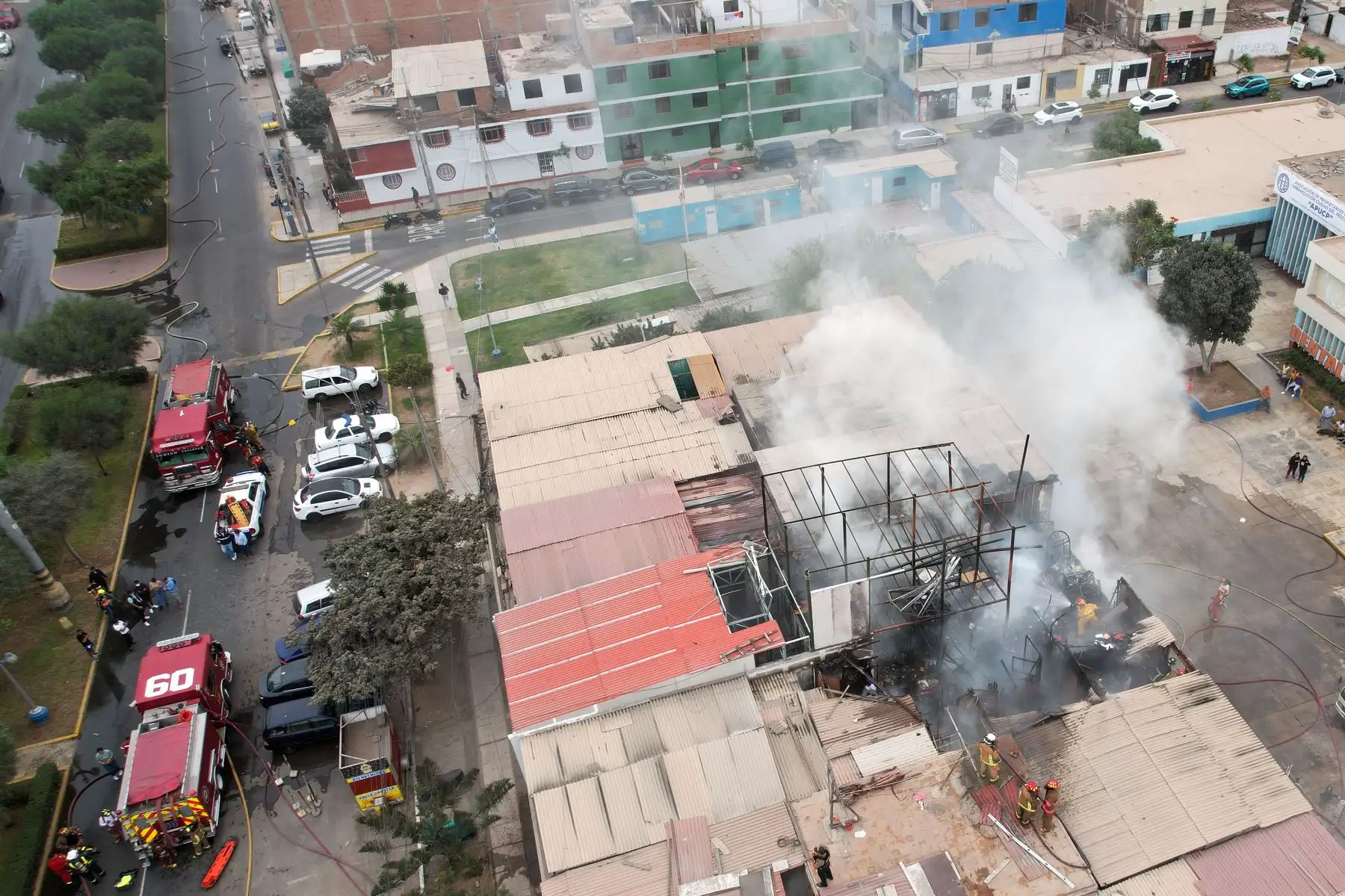 Fueron siete unidades de los hombres de rojo los que trabajaron arduamente para confinar este siniestro que fue reportado al mediodía de hoy, en una vivienda rústica ubicada en la calle 26, cerca a la avenida Los Insurgentes.
Foto: ANDINA/Juan Carlos Guzmán