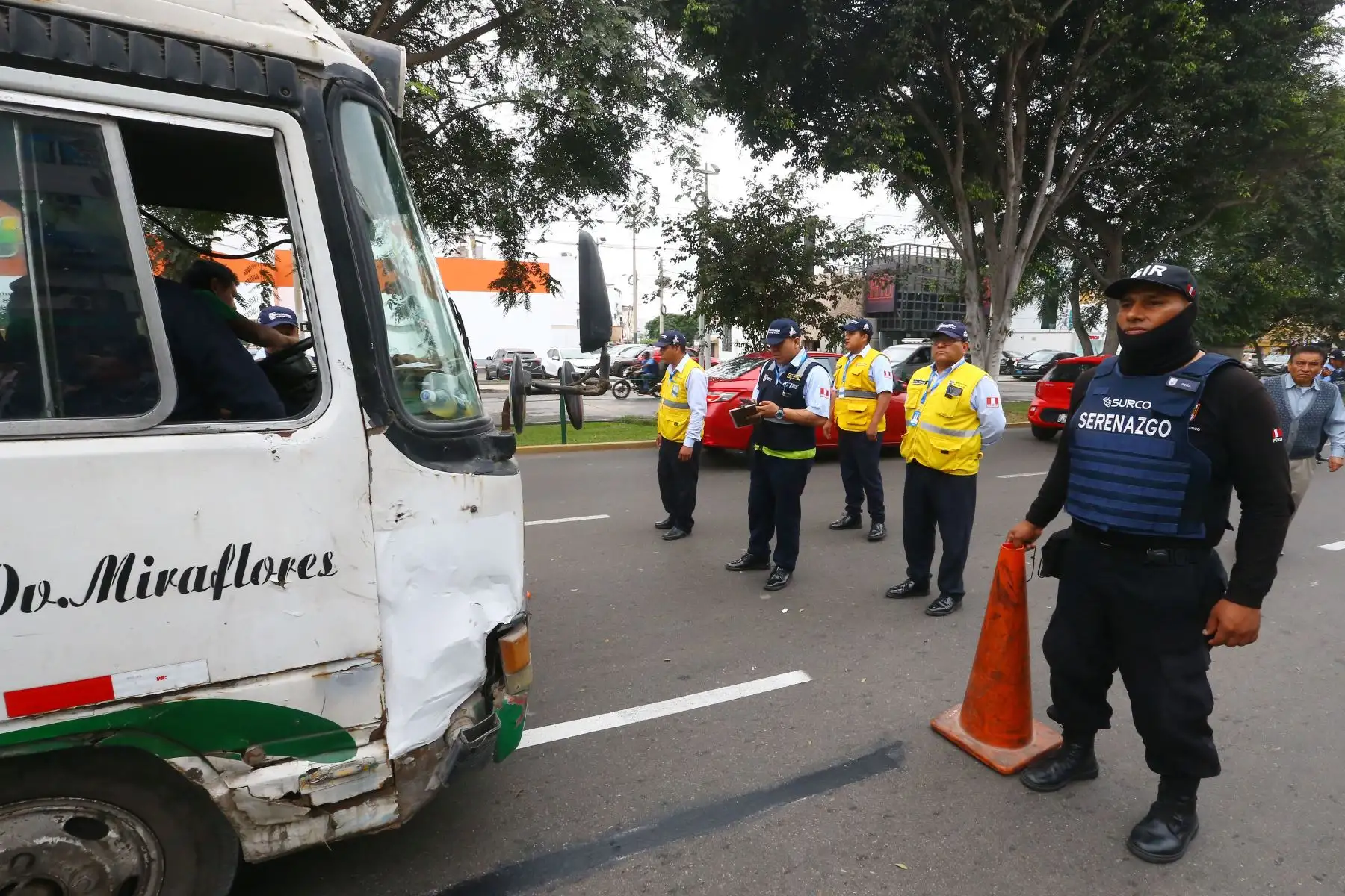 La Policía Nacional y la Municipalidad de Surco realizaron un megaoperativo de Seguridad Ciudadana, desplegando a más de mil policías y serenos en diversos puntos del distrito. El megaoperativo se realizó entre la intersección de la Av. Benavides con la Av. Velasco Astete, con la presencia del alcalde de Surco, Carlos Bruce.
Foto: ANDINA/Eddy Ramos