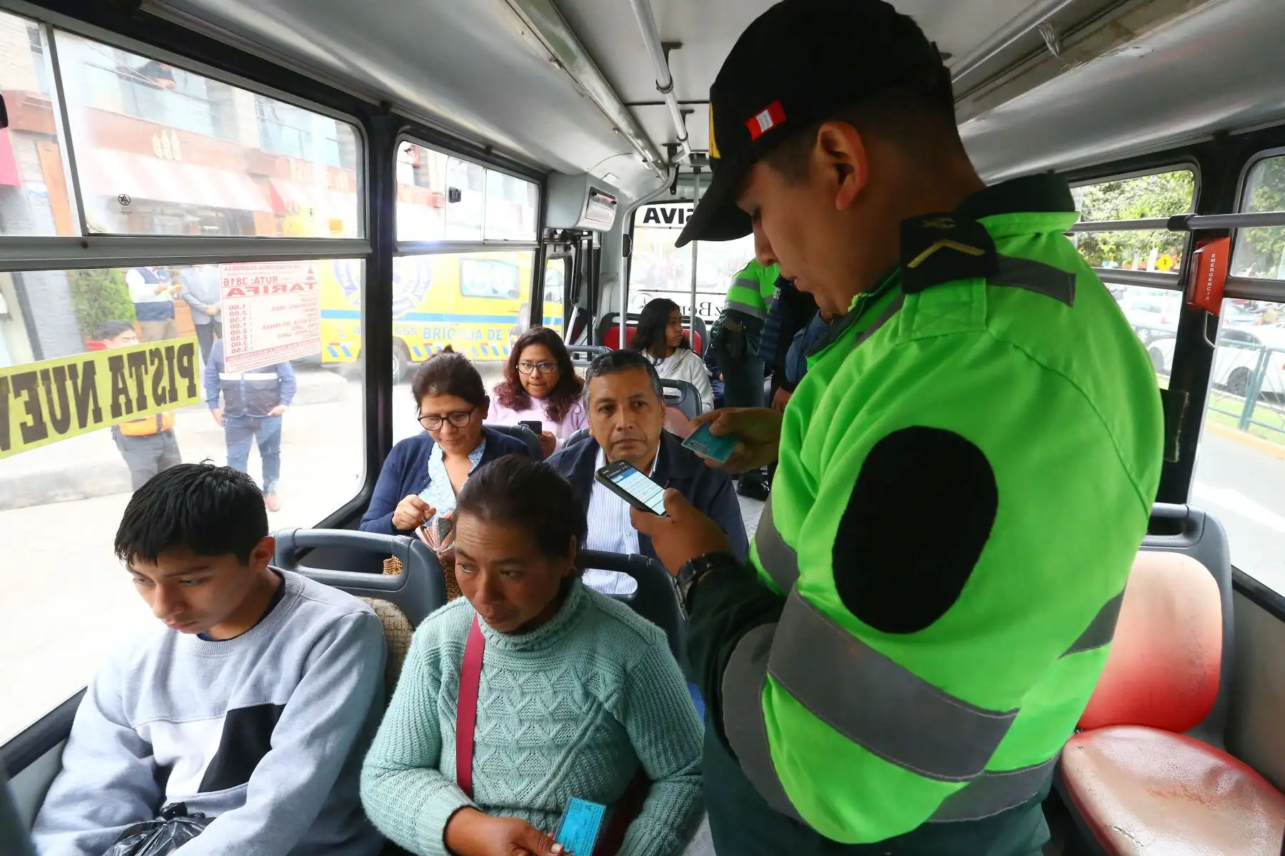 La Policía Nacional y la Municipalidad de Surco realizaron un megaoperativo de Seguridad Ciudadana, desplegando a más de mil policías y serenos en diversos puntos del distrito. El megaoperativo se realizó entre la intersección de la Av. Benavides con la Av. Velasco Astete, con la presencia del alcalde de Surco, Carlos Bruce.
Foto: ANDINA/Eddy Ramos