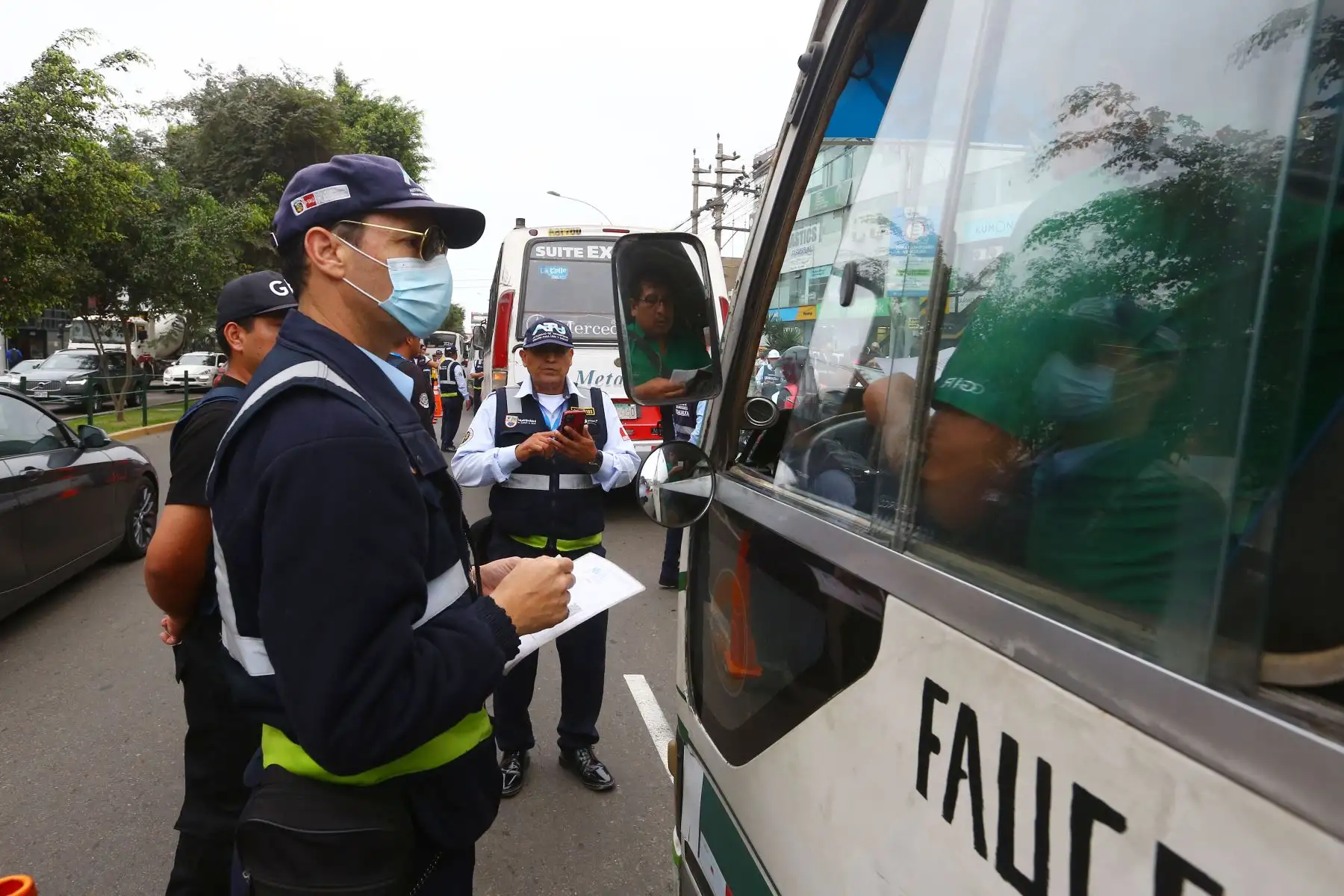 La Policía Nacional y la Municipalidad de Surco realizaron un megaoperativo de Seguridad Ciudadana, desplegando a más de mil policías y serenos en diversos puntos del distrito. El megaoperativo se realizó entre la intersección de la Av. Benavides con la Av. Velasco Astete, con la presencia del alcalde de Surco, Carlos Bruce.
Foto: ANDINA/Eddy Ramos