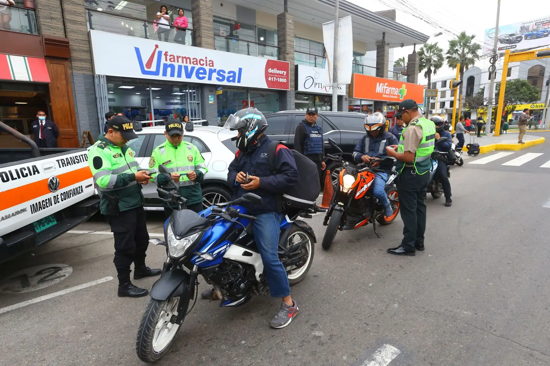 La Policía Nacional y la Municipalidad de Surco realizaron un megaoperativo de Seguridad Ciudadana, desplegando a más de mil policías y serenos en diversos puntos del distrito. El megaoperativo se realizó entre la intersección de la Av. Benavides con la Av. Velasco Astete, con la presencia del alcalde de Surco, Carlos Bruce.
Foto: ANDINA/Eddy Ramos