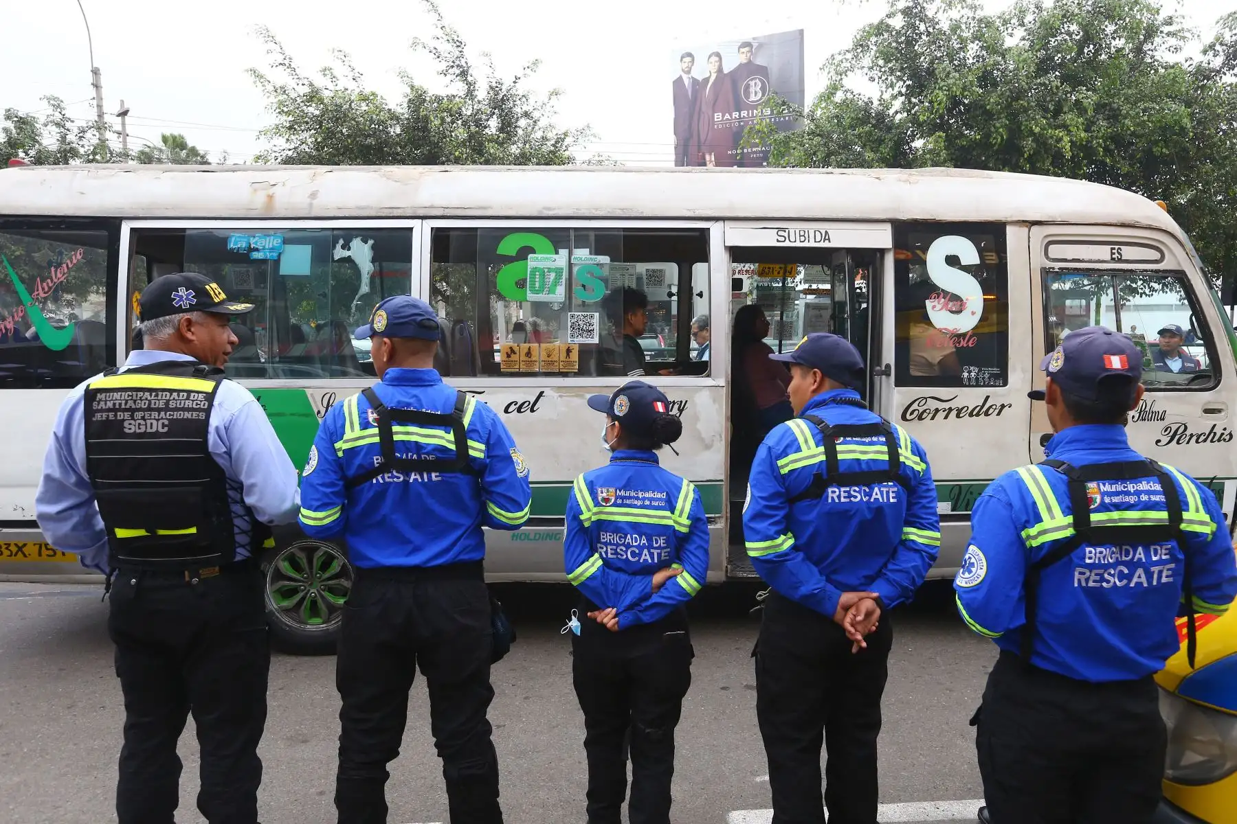 La Policía Nacional y la Municipalidad de Surco realizaron un megaoperativo de Seguridad Ciudadana, desplegando a más de mil policías y serenos en diversos puntos del distrito. El megaoperativo se realizó entre la intersección de la Av. Benavides con la Av. Velasco Astete, con la presencia del alcalde de Surco, Carlos Bruce.
Foto: ANDINA/Eddy Ramos